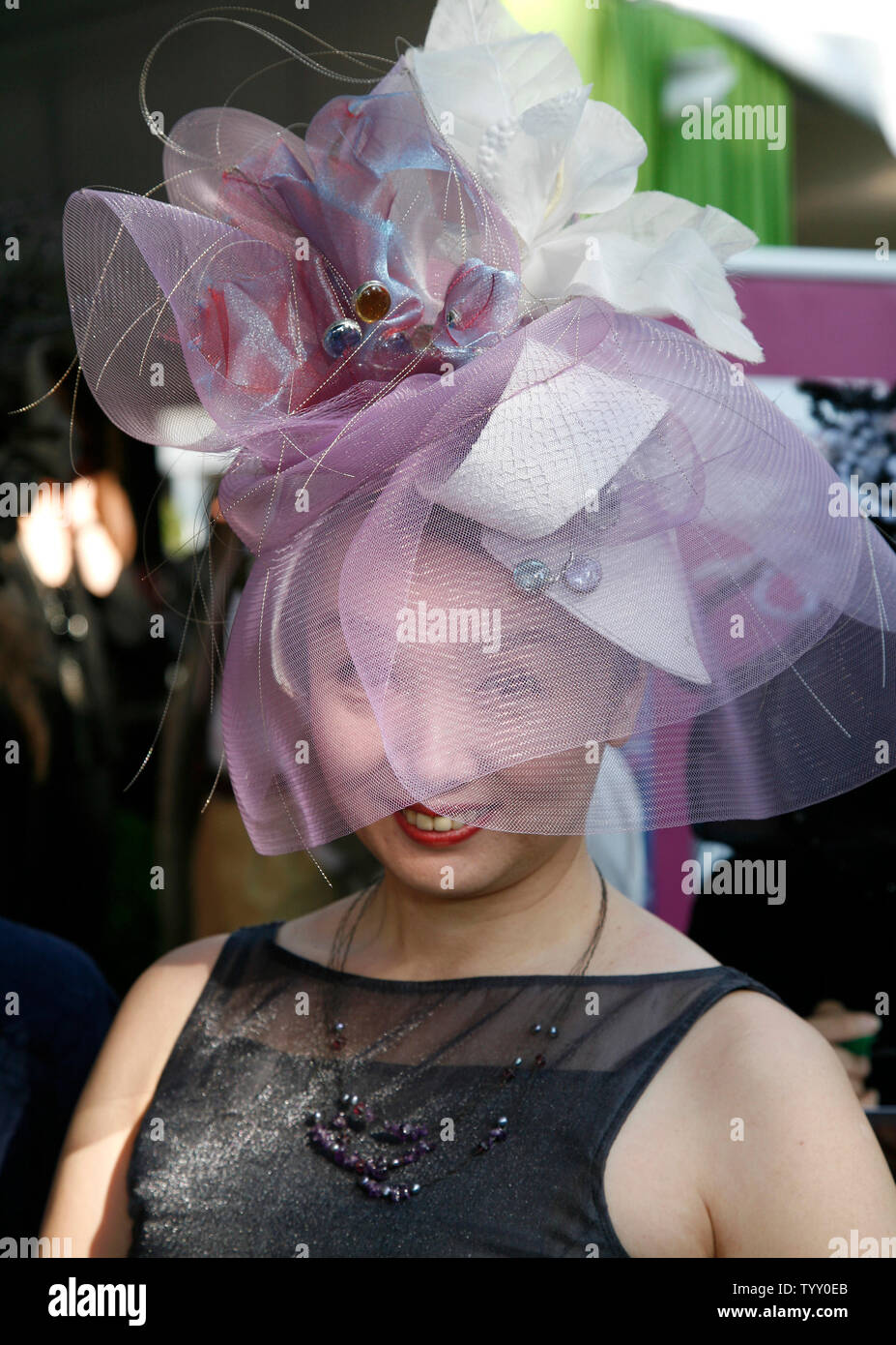 Ein eintretendes zeigt ihren Hut in den Jährlichen hat Wettbewerb an der Prix de l'Arc de Triomphe Pferd Rennen in Paris am 7. Oktober 2007. (UPI Foto/David Silpa) Stockfoto