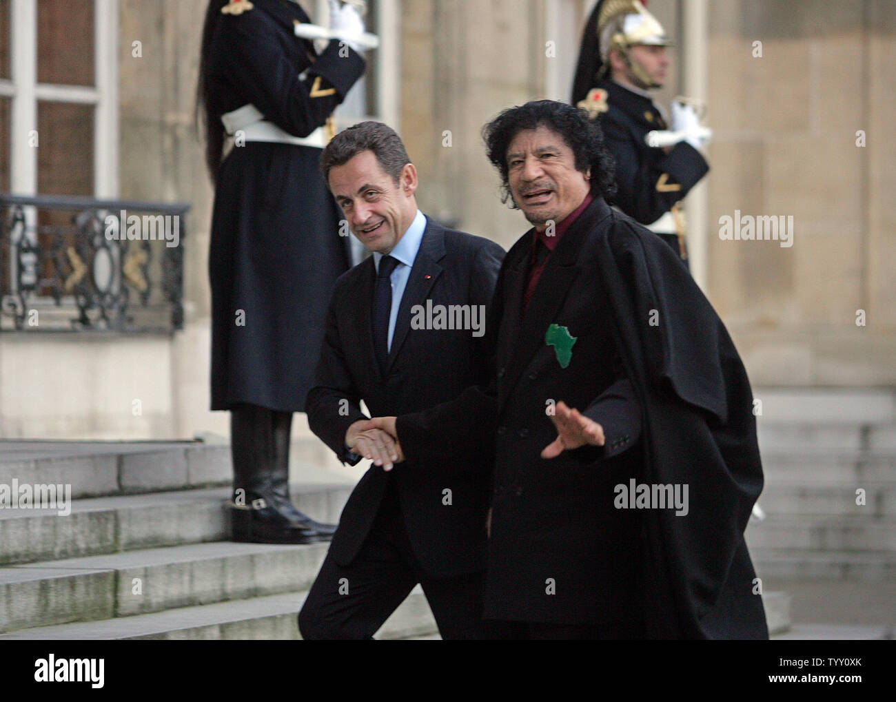 Der französische Präsident Nicolas Sarkozy (L) grüsst Libyan leader Moammar Gadhafi nach seiner Ankunft im Elysee-palast in Paris, 12. Dezember 2007, für die zweite Begegnung. Die beiden Politiker trafen sich heute für neue Diskussionen, nach den zwei einander auf das heikle Thema der Menschenrechte widersprechen. (UPI Foto/Eco Clement) Stockfoto