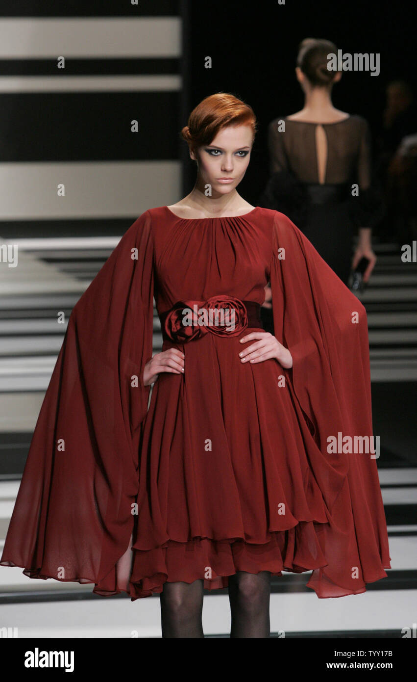 Ein Modell trägt ein Outfit von libanesischen Modedesigner Elie Saab im Herbst-Winter 2008/2009 Prêt-à-Porter Paris Fashion Week, 1. März 2008. (UPI Foto) Stockfoto