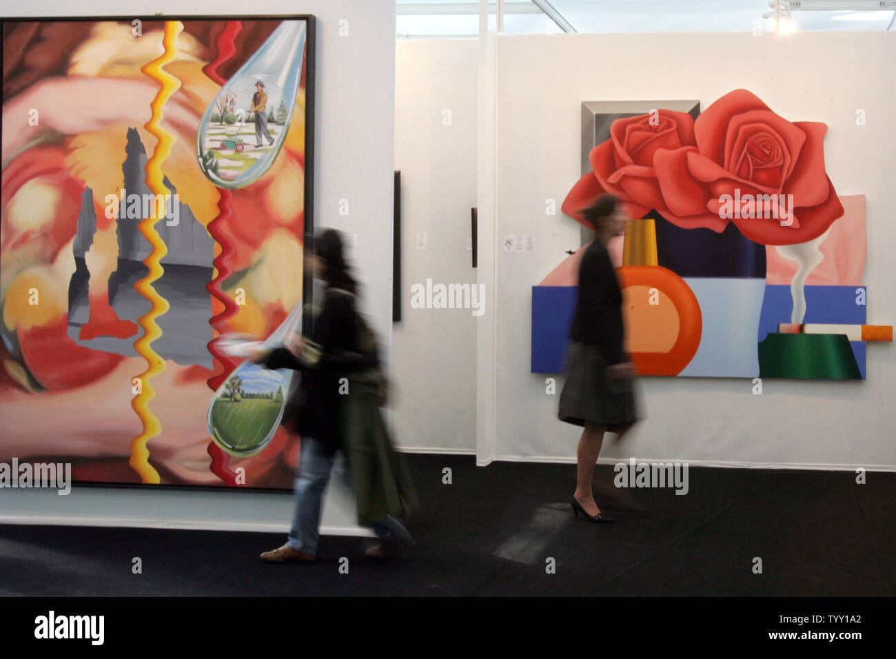 Menschen gehen vorbei Gemälde von uns Künstler David Salle (L) und Tom Wesselmann bzw. mit dem Titel "Hände, die Kugeln' und 'Still Life mit Rose & Zigarette" im Grand Palais in Paris, April 03, 2008, am Eröffnungstag der 10. ArtParis Messe. Die fünftägige Messe für zeitgenössische Kunst präsentiert die Arbeiten von 115 der lebendigsten Französischen und ausländischen Galerien, die vor allem Vertreter der internationalen Moderne und zeitgenössische Kunst Markt zu werden. (UPI Foto/Eco Clement) Stockfoto