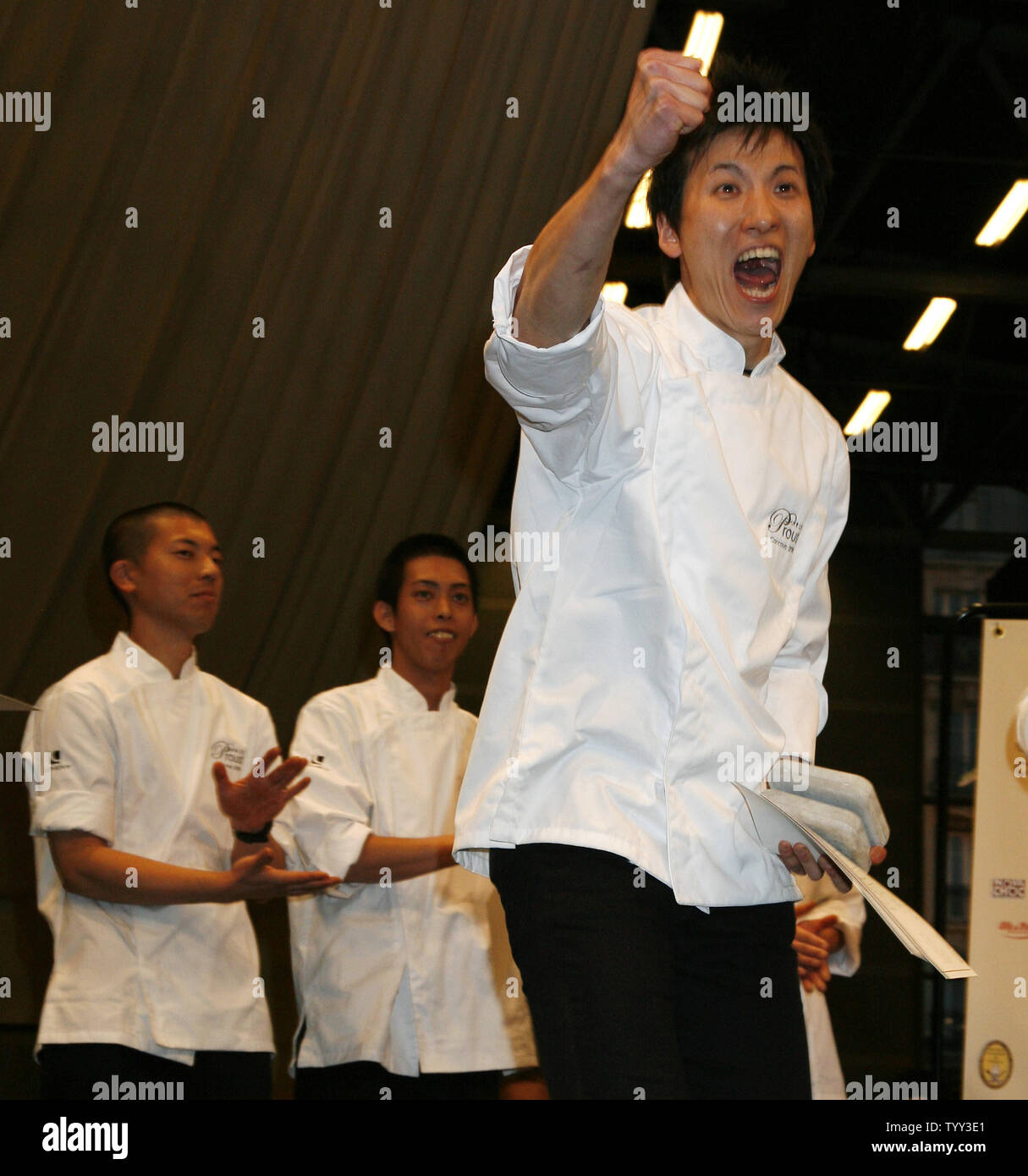 Chocolatier Daisuke Tomita feiert gewann den renommierten Prix Charles Proust für künstlerische und gastronomische Schokolade Erstellung während der Eröffnung der 14. jährlichen Salon du Chocolat de Paris in Paris am 29. Oktober 2008. Die Show, die weltweit größte gewidmet, Schokolade, bringt die Modedesigner und über 140 Chocolatiers aus der ganzen Welt. (UPI Foto/David Silpa) Stockfoto