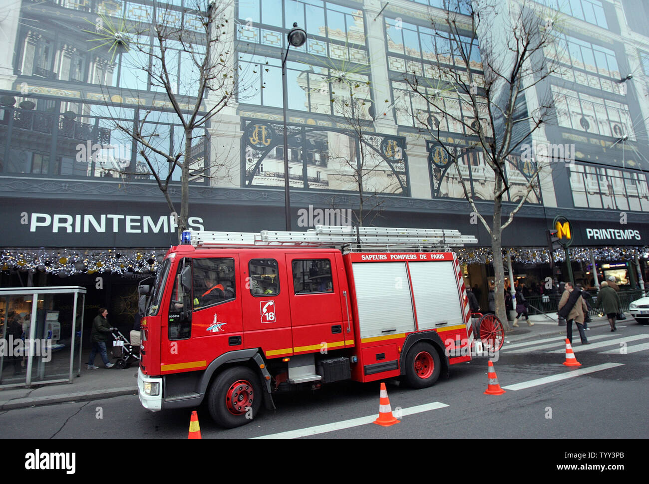 Ein feuerwehrauto sitzt vor Le Printemps Department Store in Paris am 16. Dezember 2008, wie Unternehmen langsam wieder zurück in den normalen nach einer Bombendrohung. Le Printemps war abgesperrt und nach einer Gruppe, die sich der Afghanischen Revolutionäre Front warnte Sie 'Mehrere Bomben" im Store gelegt hatte, evakuiert. (UPI Foto/Eco Clement) Stockfoto