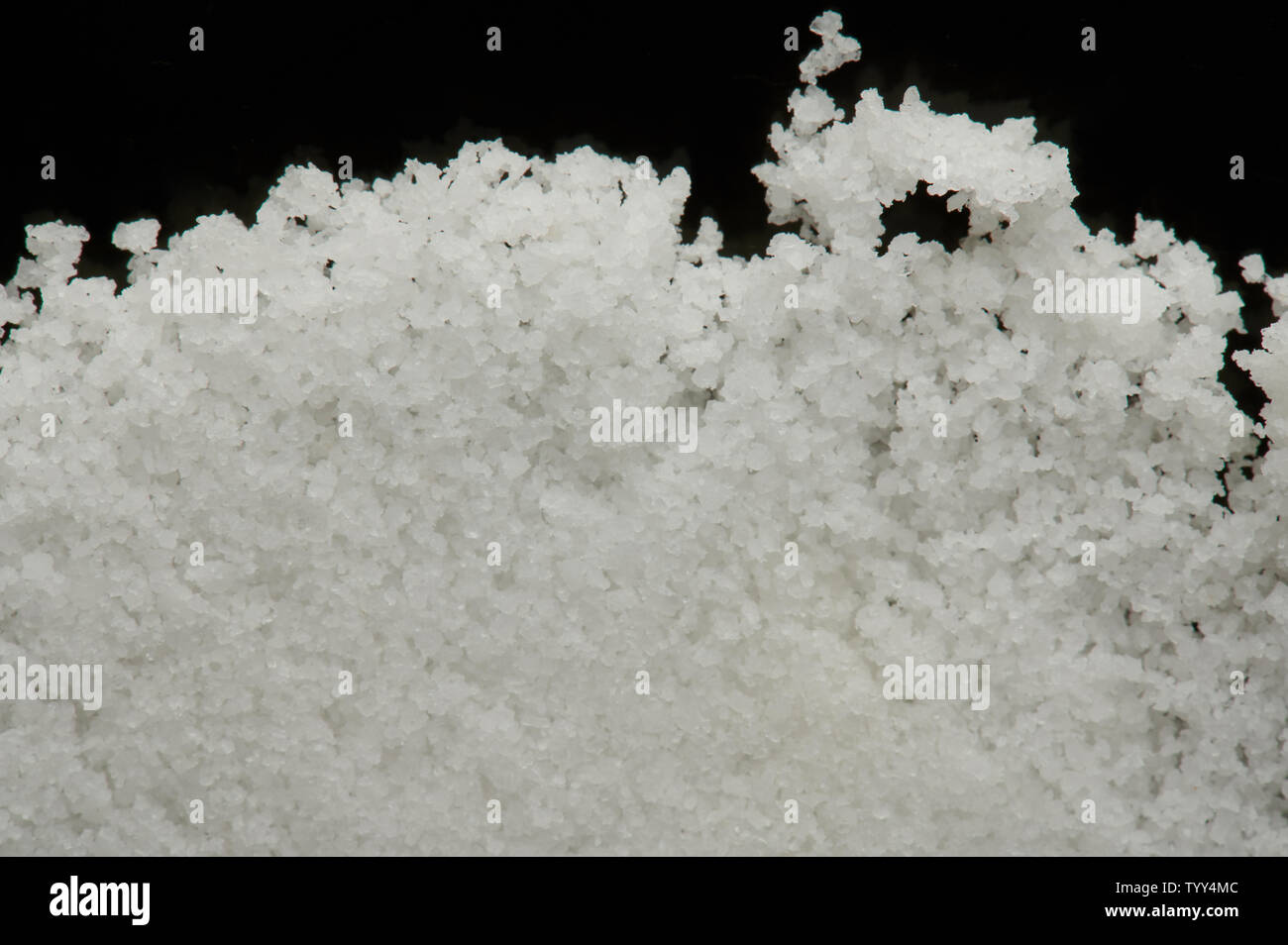 Stapel von Salz crystiles auf schwarzem Hintergrund Makro anzeigen isoliert Stockfoto