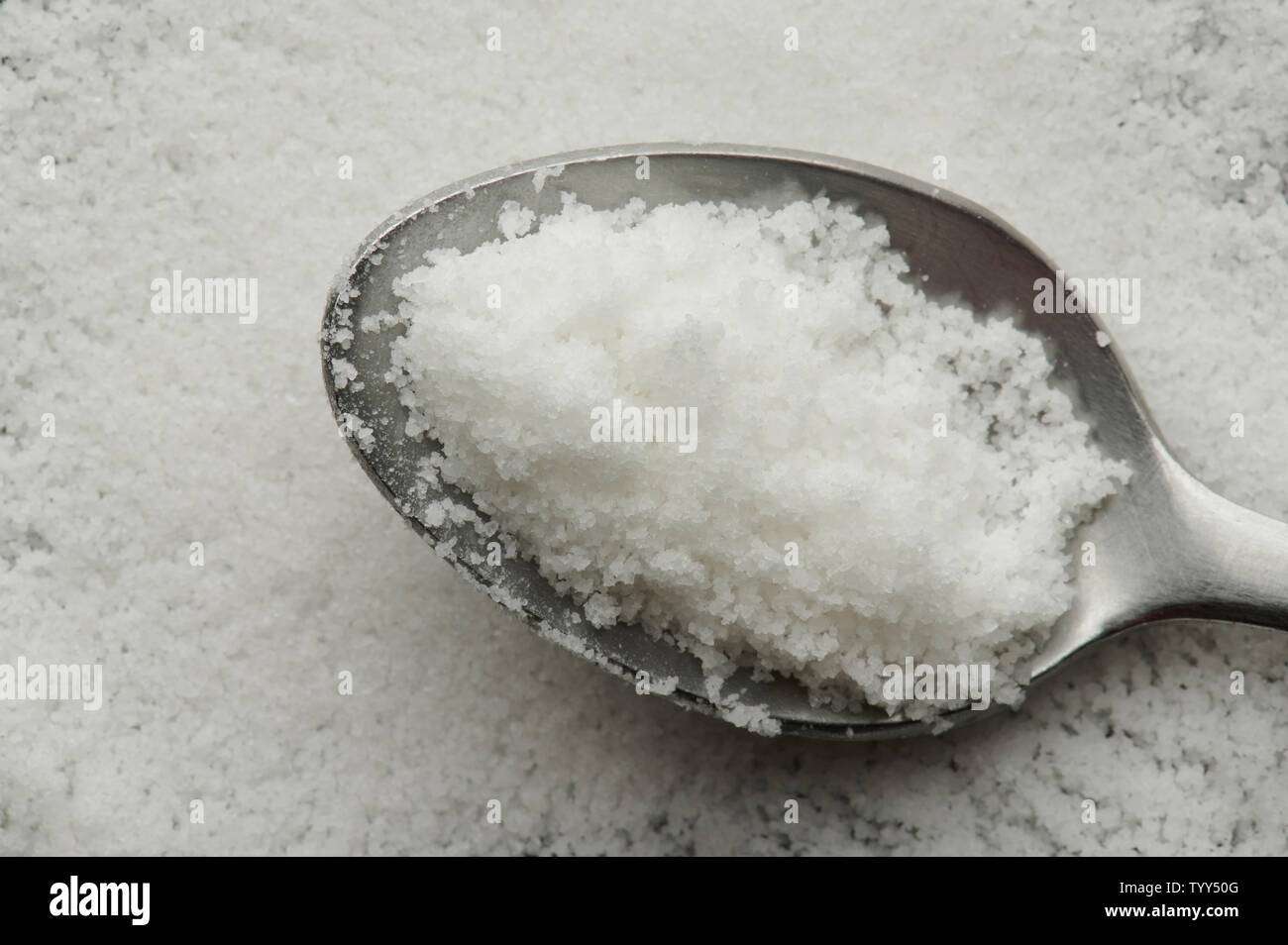 Salz in metalllöffel Makro Nahaufnahme Stockfoto