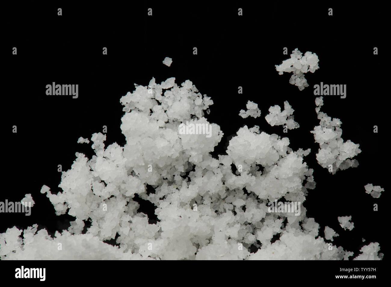 Makro von Kristall Mineralien auf schwarzem Hintergrund Stockfoto
