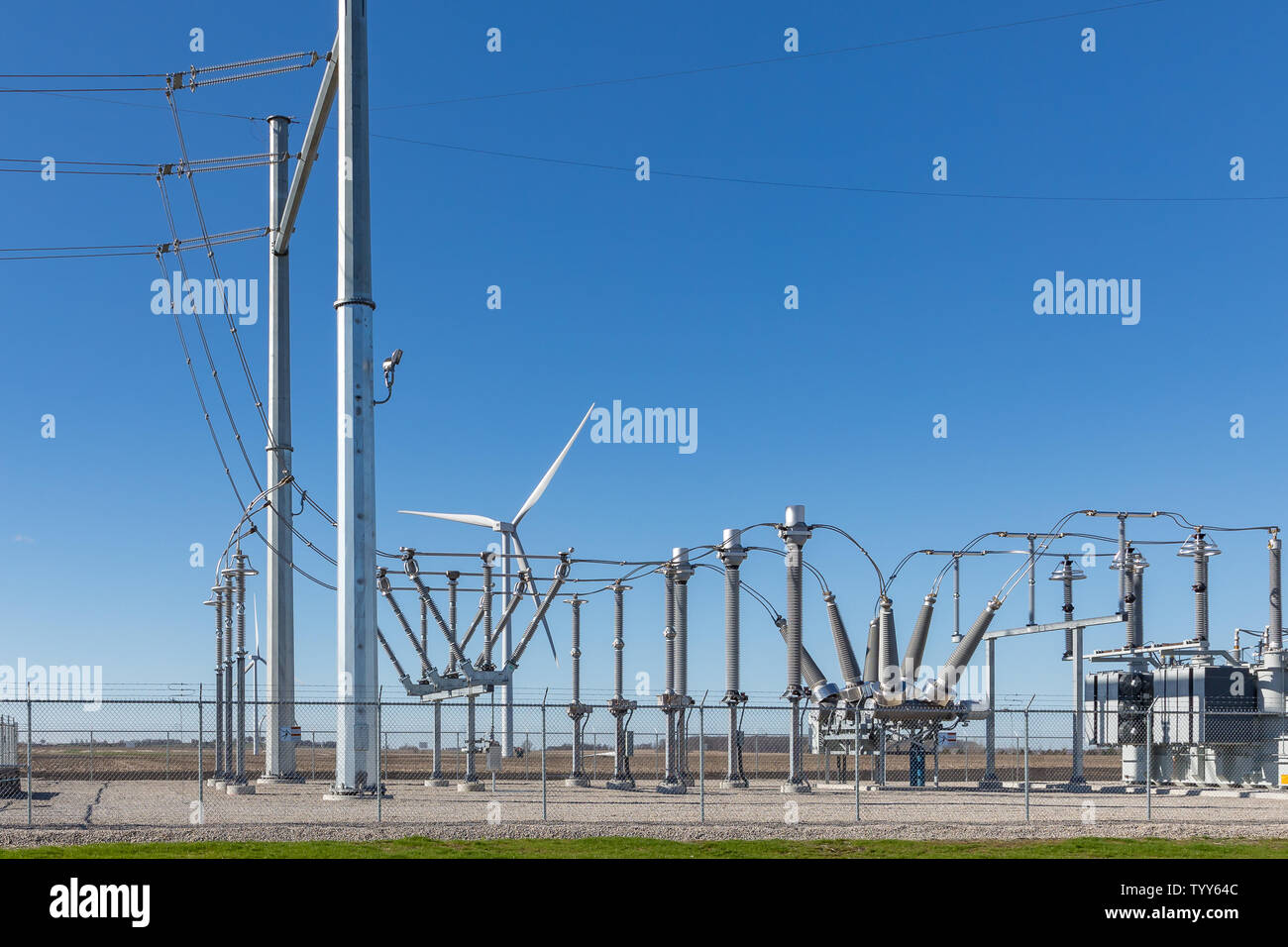 Elektrische Anlagen in Unterstationen. Strominfrastruktur, Konzept für saubere Energie und Windkraftanlagen. Stockfoto