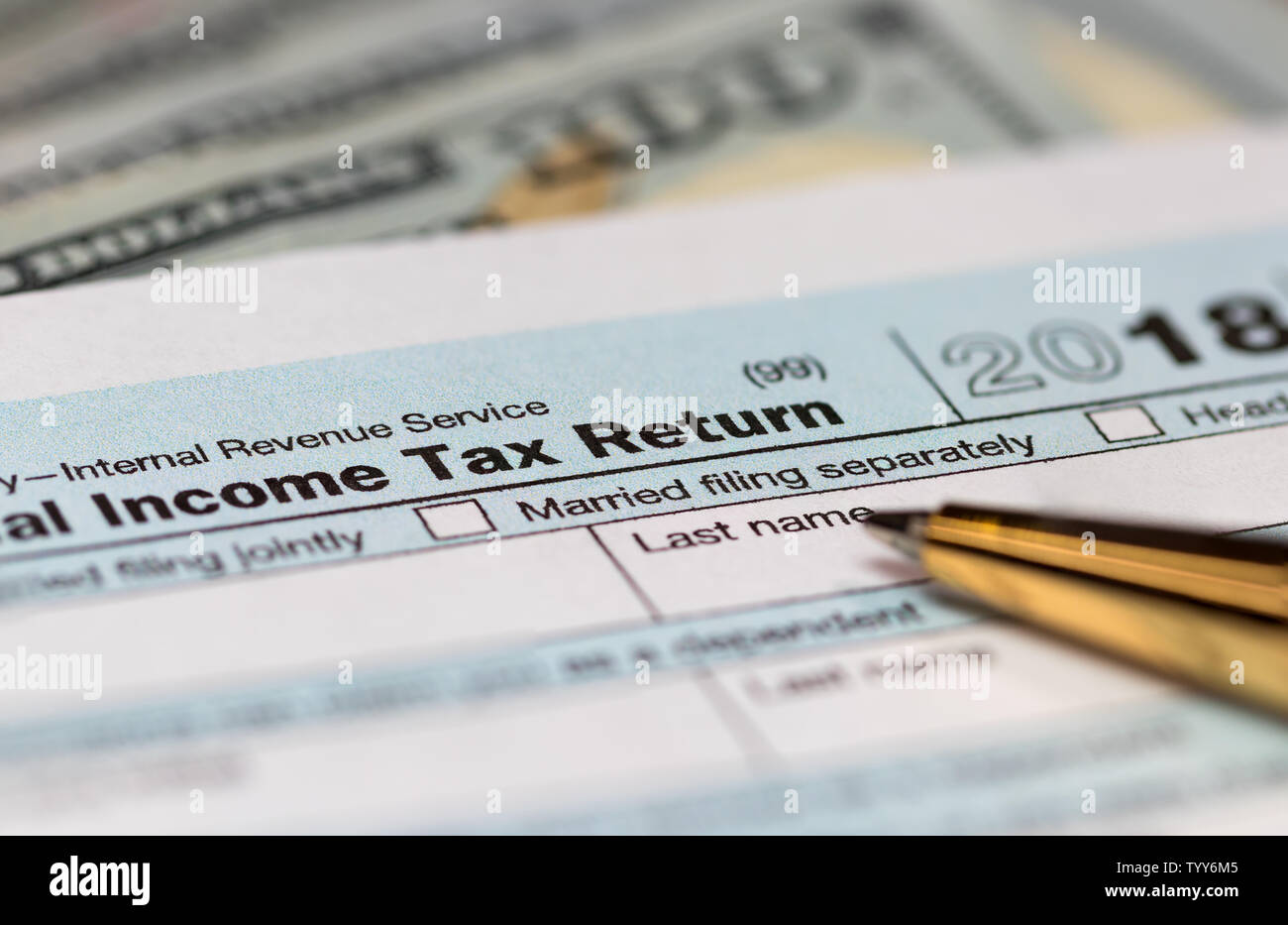 Bund Einkommensteuererklärung Formular mit Stift und Geld auf Dokument Stockfoto
