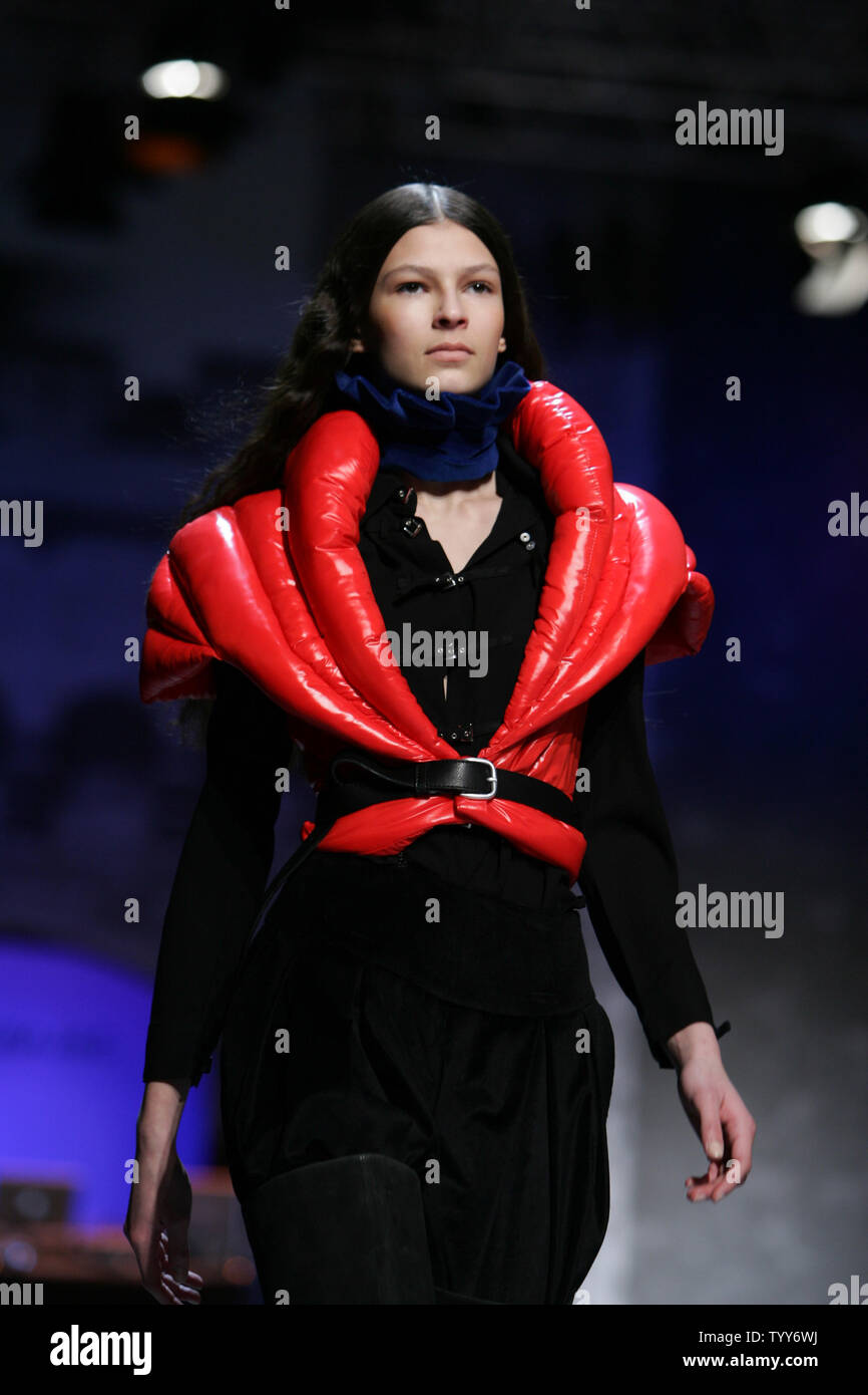 Ein Modell trägt ein Outfit von Jean-Charles de Castelbajac während der Herbst-winter 2010 Ready-to-Wear Fashion Kollektionen in Paris, 9. März 2010. UPI/Eco Clement Stockfoto