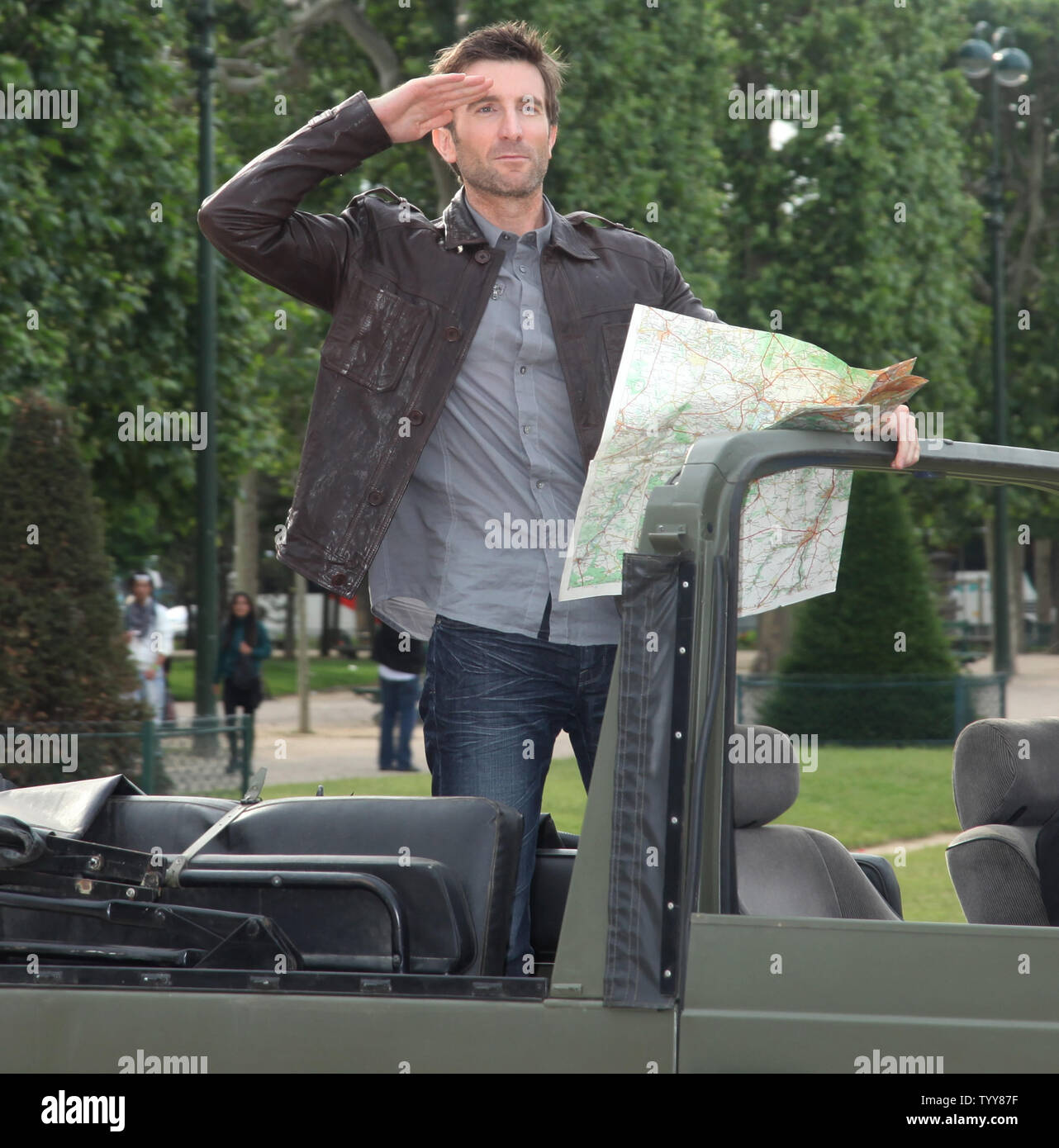 Sharlto Copley kommt auf den Champs de Mars vor dem Eiffelturm bei einem Fotoshooting für den Film "Das A-Team" in Paris am 14. Juni 2010. UPI/David Silpa Stockfoto