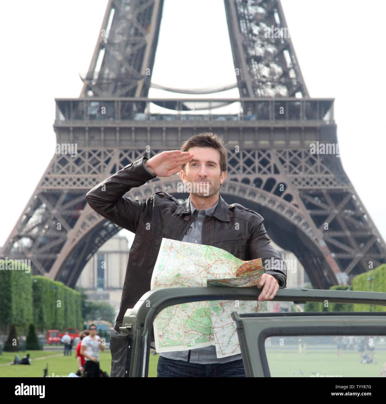 Sharlto Copley kommt auf den Champs de Mars vor dem Eiffelturm bei einem Fotoshooting für den Film "Das A-Team" in Paris am 14. Juni 2010. UPI/David Silpa Stockfoto