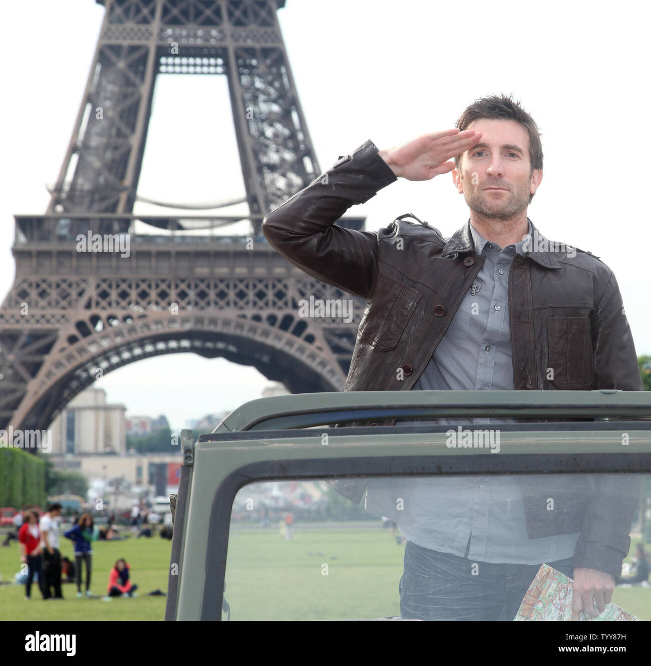Sharlto Copley kommt auf den Champs de Mars vor dem Eiffelturm bei einem Fotoshooting für den Film "Das A-Team" in Paris am 14. Juni 2010. UPI/David Silpa Stockfoto