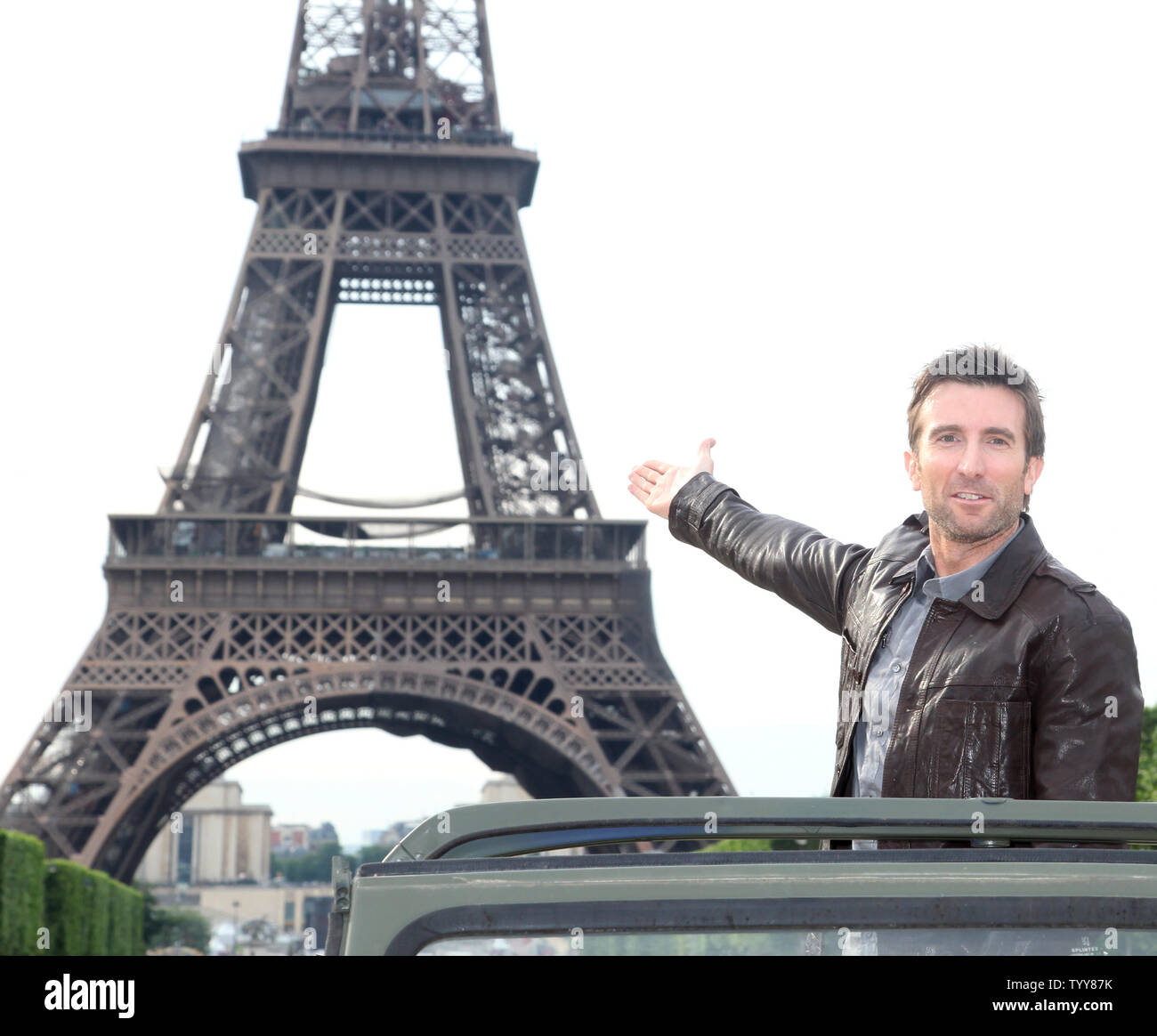 Sharlto Copley kommt auf den Champs de Mars vor dem Eiffelturm bei einem Fotoshooting für den Film "Das A-Team" in Paris am 14. Juni 2010. UPI/David Silpa Stockfoto