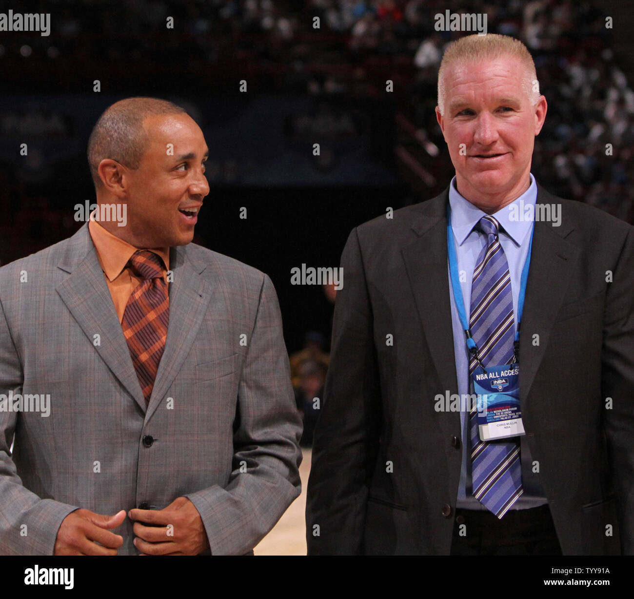 Ehemalige NBA-Stars John Starks (L) und Chris Mullin in einer Halbzeit Präsentation während ein NBA preseason Spiel zwischen der Minnesota Timberwolves und New York Knicks in Paris am 6. Oktober 2010 teilnehmen. Die Timberwolves gewann den Wettbewerb, Teil des jährlichen NBA Europe Live tour, durch die Kerbe von 106-100. UPI/David Silpa Stockfoto