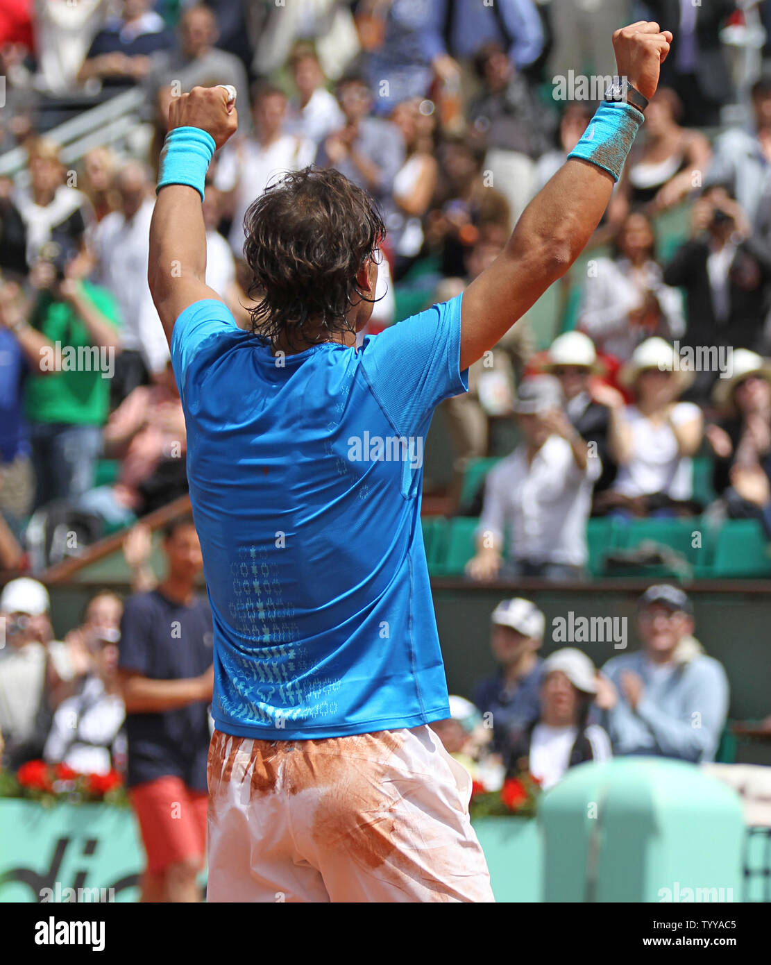 Der Spanier Rafael Nadal feiert, nachdem er seine French Open mens dritte runde Spiel gegen Antonio Veic von Kroatien in Roland Garros in Paris am 28. Mai 2011. Nadal besiegte Veic 6-1, 6-3, 6-0 die vierte Verhandlungsrunde zu gelangen. UPI/David Silpa Stockfoto