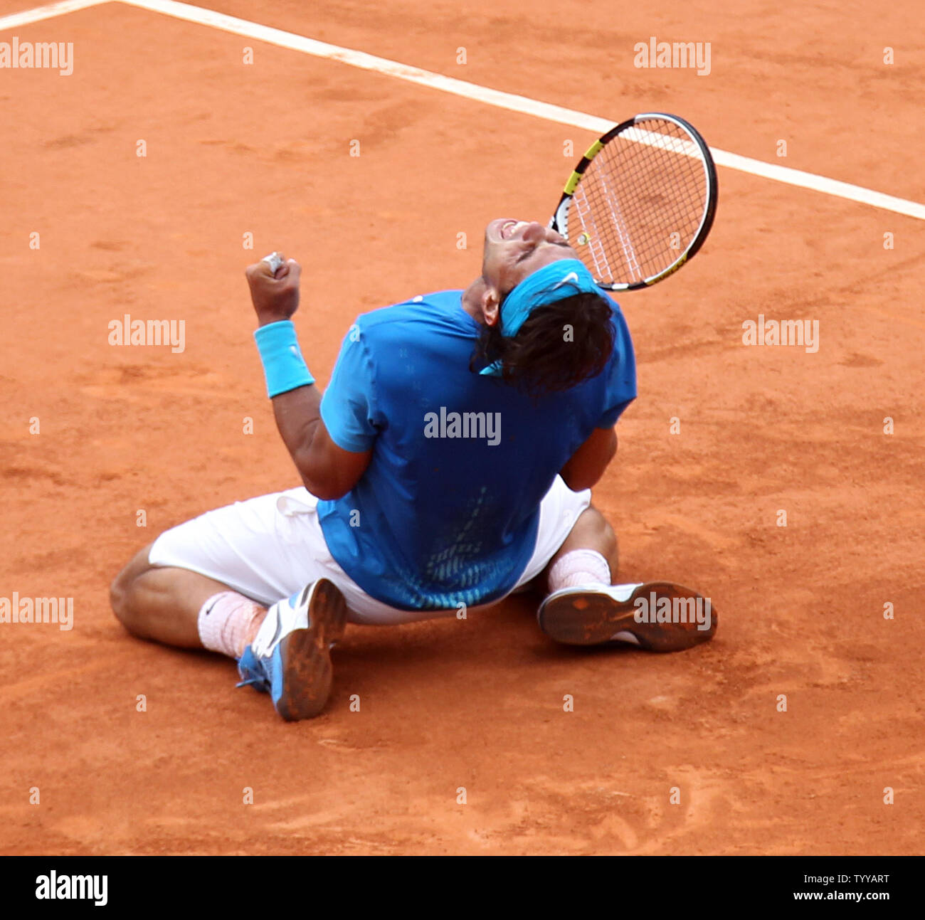 Der Spanier Rafael Nadal feiert, nachdem er seine French Open mens im Halbfinale gegen Andy Murray von Großbritannien in Roland Garros in Paris am 3. Juni 2011. Nadal besiegt Murray 6-4, 7-5, 6-4 ins Finale vorzurücken. UPI/David Silpa Stockfoto