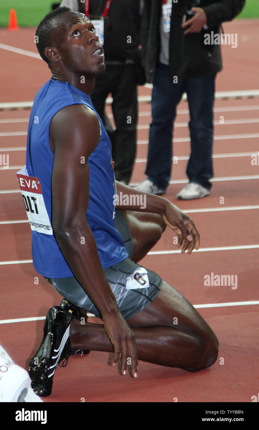 Usain Bolt Uhren der Bildschirm nach dem Gewinn der Männer 200 m Fall der Pariser Samsung Diamond League Konferenz im Stade de France bei Paris am 8. Juli 2011. UPI/David Silpa Stockfoto