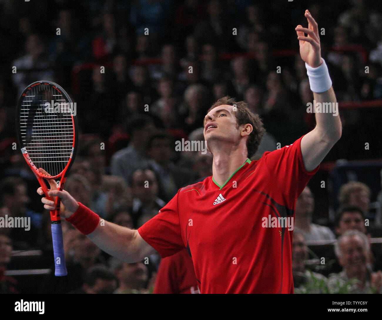 Andy Murray Großbritannien reagiert nach einem Schuss während seines BNP Paribas Masters Viertelfinalegleichen gegen Tschechische Tomas Berdych in Paris am 11. November 2011. Berdych besiegt Murray 4-6, 7-6 (5), 6-4 das Halbfinale. UPI/David Silpa Stockfoto