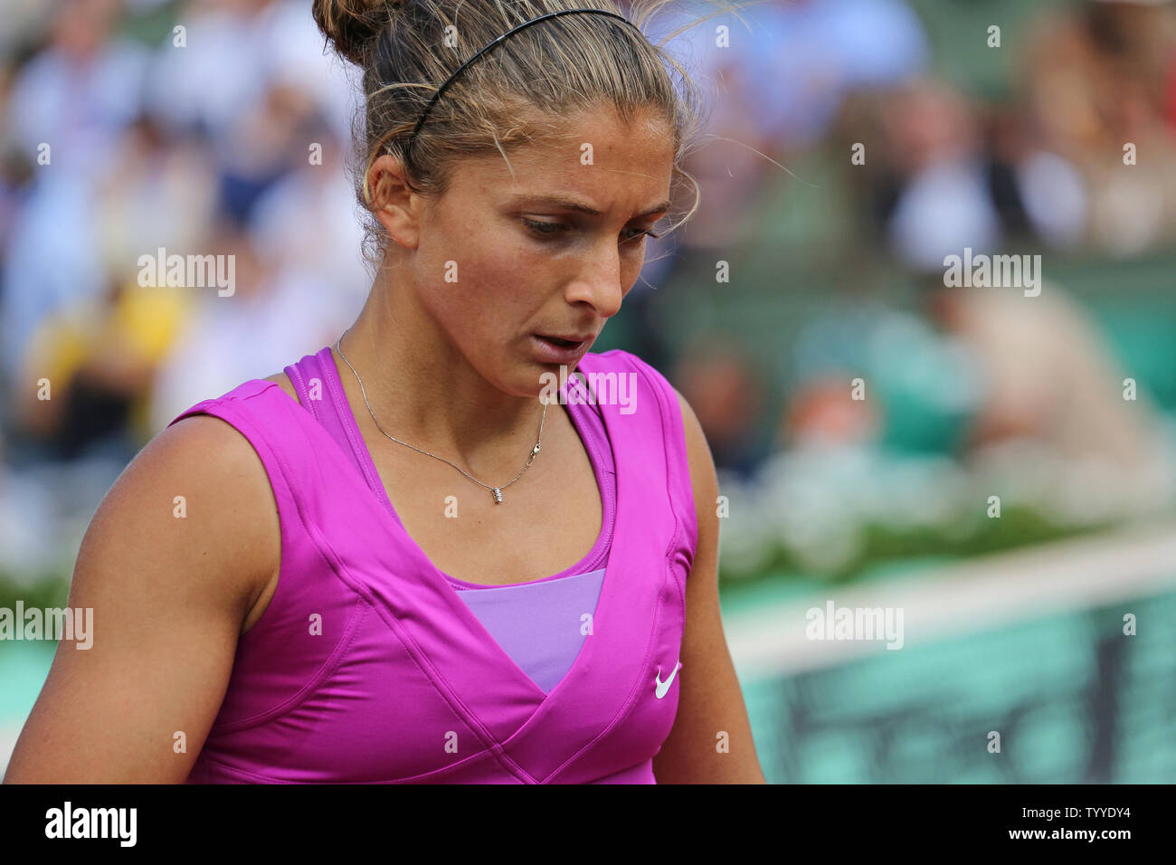 Italienisch Sara Errani Pausen beim Halbfinale der French Open Frauen Match gegen die Australierin Samantha Stosur in Roland Garros in Paris am 7. Juni 2012. Errani besiegt Stosur 7-5, 1-6, 6-3 für die Frauen ins Finale vorzurücken. UPI/David Silpa Stockfoto