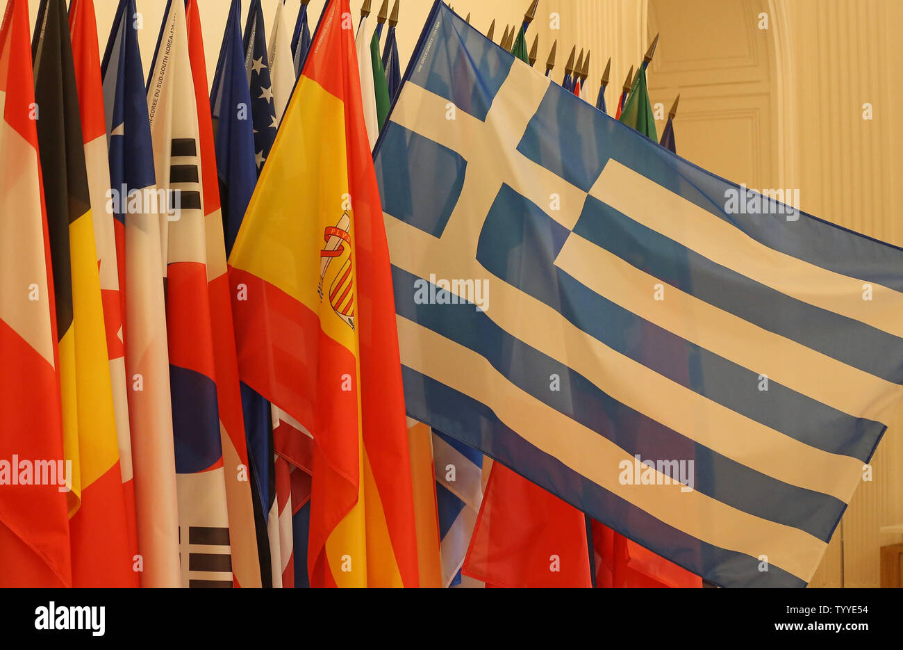 Die Flagge von Griechenland ist unter den Flaggen der verschiedenen Nationen am 8. Juni 2012 gesehen. Griechenland hat unter dem Druck in letzter Zeit mit Staatsverschuldung betrifft, Plagen, Spanien, Portugal und Italien. UPI/David Silpa Stockfoto