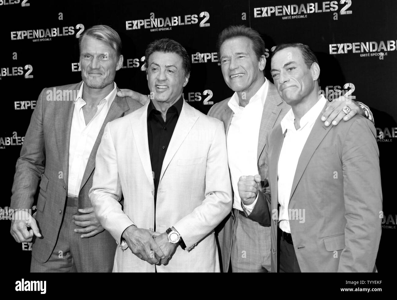 (Von L nach R) Dolph Lundgren, Sylvester Stallone, Arnold Schwarzenegger und Jean-Claude Van Damme kommen für die französische Premiere des Films "Die Verschleißteile 2' in Paris am 10. August 2012. UPI/David Silpa. Stockfoto