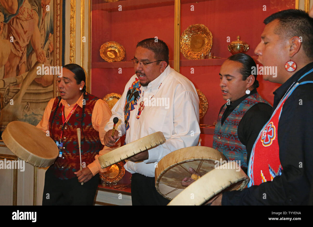 Mitglieder der Native American Band "The Boyz" bei einem Empfang in der Residenz des US-Botschafters in Paris am 21. September 2012 durchzuführen. Die Rezeption war von der amerikanischen Schriftstellerin Toni Morrison, der in Paris als Ehrengast bei der diesjährigen Ausgabe des Festivals Amerika literarische Festival, eine Biennale in Paris, welche Funktionen und feiert Nordamerikanischen Autoren besucht. UPI/David Silpa. Stockfoto