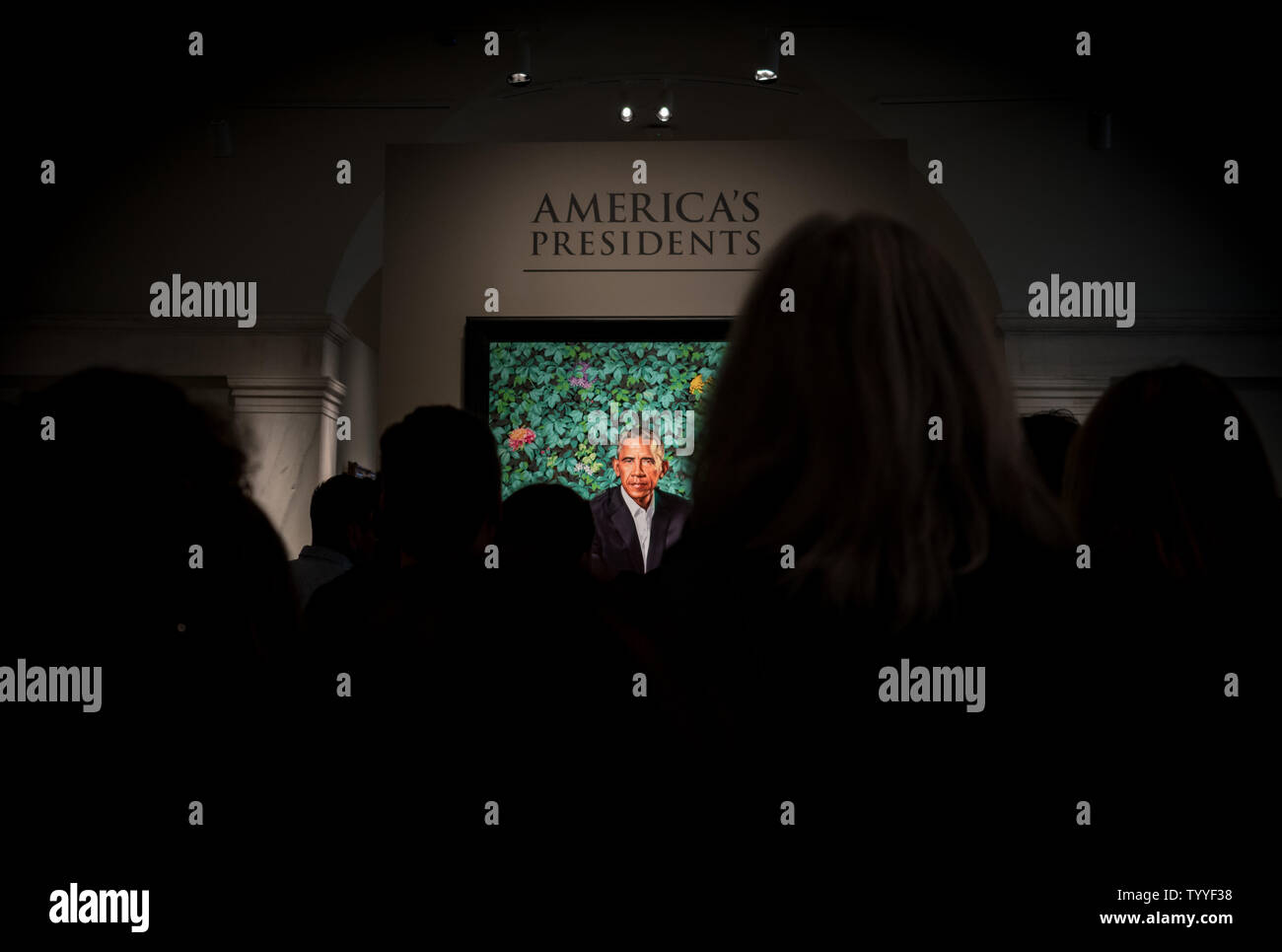Eine Menschenmenge versammelt sich vor dem Portrait von US-Präsident Barack Obama in der National Portrait Gallery, Washington, DC, USA. Stockfoto
