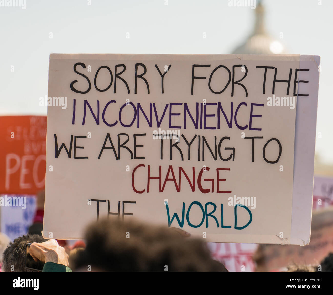 Eine Demonstrantin hält ein Schild mit der Aufschrift "Sorry für die Unannehmlichkeiten, wir versuchen, die Welt verändern' am Marsch für das Leben in Washington, D Rally Stockfoto