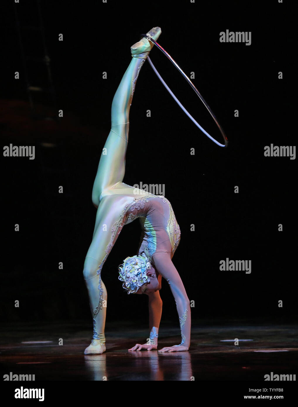 Ein Künstler aus dem Cirque du Soleil "Alegria" auf öffnung Nacht am Palais Omnisports von Bercy in Paris am 28. November 2012 führt. Die Show, die ursprünglich im April 1994 uraufgeführt, hat über 5000-mal durchgeführt und von über 10 Millionen Zuschauer in mehr als 65 Städten rund um die Welt gesehen. UPI/David Silpa. Stockfoto