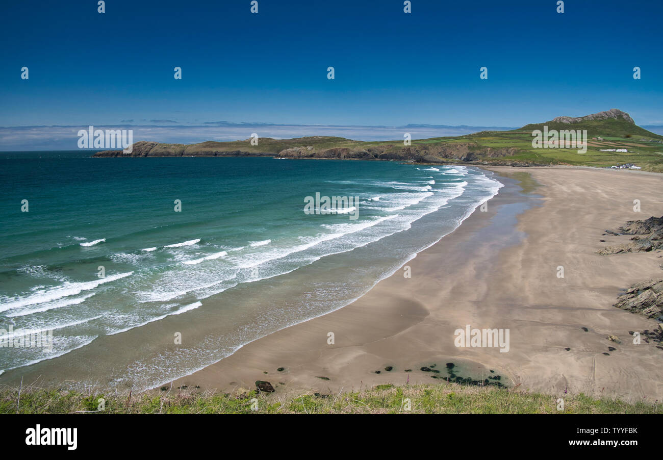 Whitesands Bay/Whitesands Beach in Pembrokeshire, Wales, UK an einem Sommertag, mit penmaen Dewi (St Davids Kopf) und Carn Llidi im Hintergrund Stockfoto