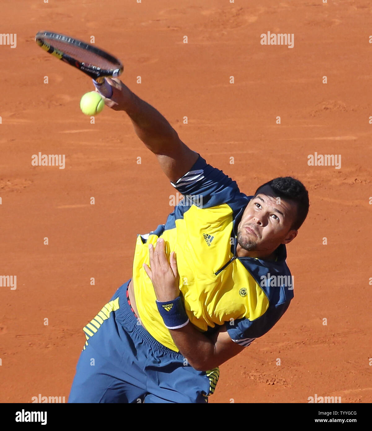 Jo-Wilfried Tsonga Frankreich hits a Beim Viertelfinale der French Open Männer Match gegen Roger Federer von der Schweiz dienen in Roland Garros in Paris am 4. Juni 2013. Tsonga besiegt Federer 7-5, 6-3, 6-3. UPI/David Silpa Stockfoto