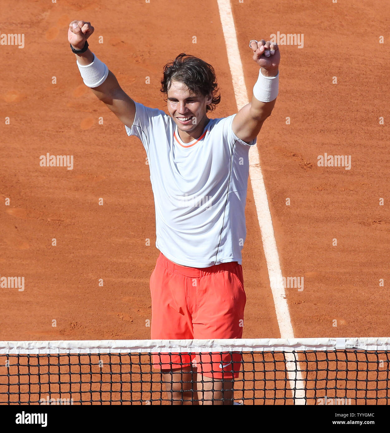 Der Spanier Rafael Nadal feiert nach seinem Sieg im Halbfinale der French Open Männer Match gegen den Serben Novak Djokovic in Roland Garros in Paris am 7. Juni 2013. Nadal besiegt Djokovic 6-4, 3-6, 6-1, 6-7 (3), 9-7. UPI/David Silpa Stockfoto