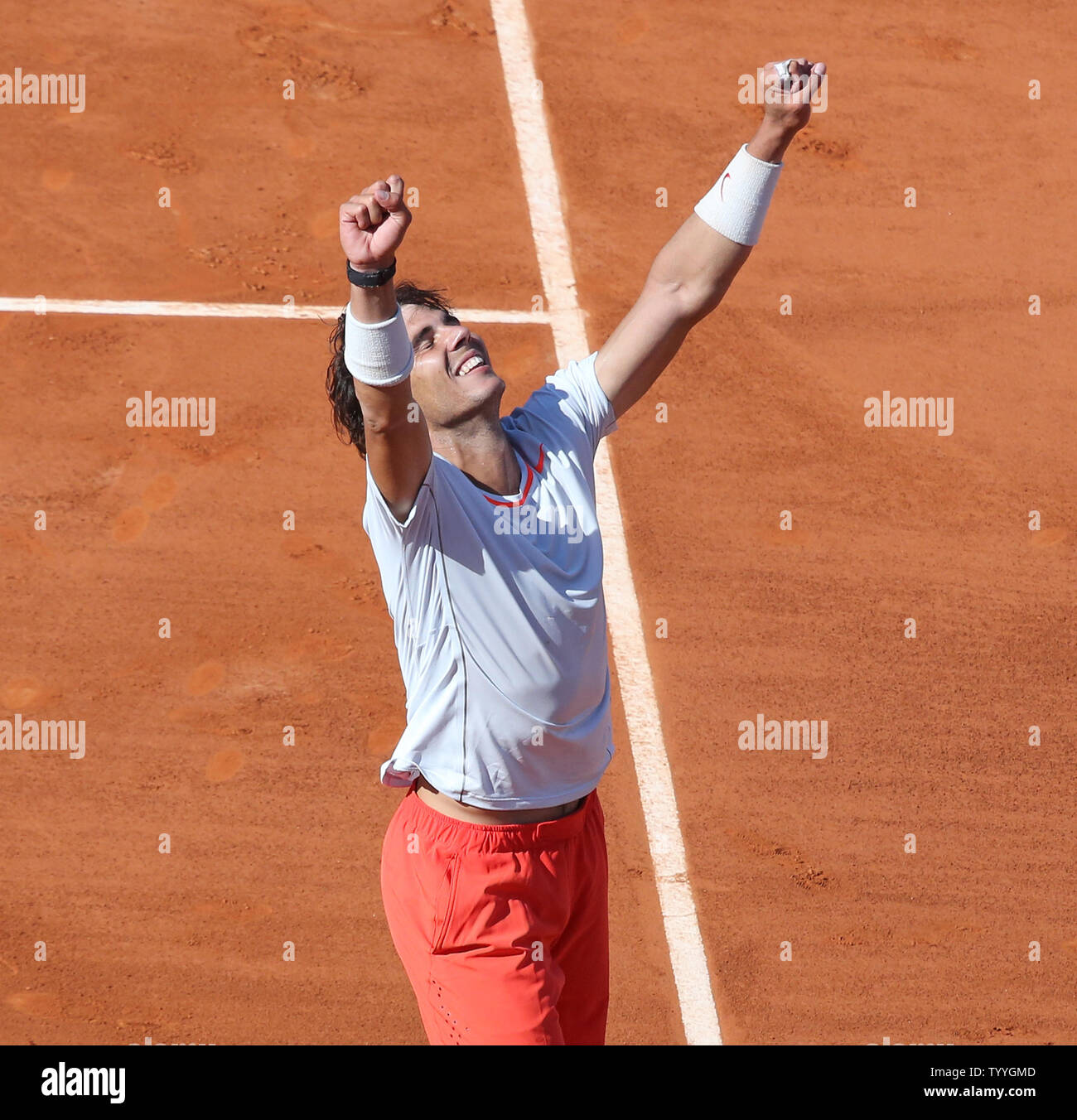 Der Spanier Rafael Nadal feiert nach seinem Sieg im Halbfinale der French Open Männer Match gegen den Serben Novak Djokovic in Roland Garros in Paris am 7. Juni 2013. Nadal besiegt Djokovic 6-4, 3-6, 6-1, 6-7 (3), 9-7. UPI/David Silpa Stockfoto