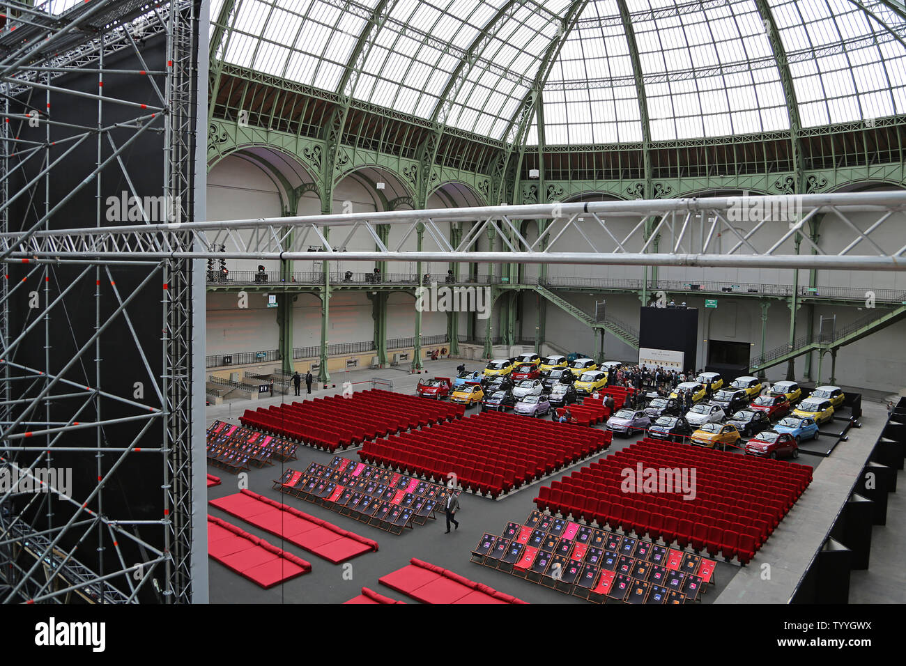 Ein amerikanisches Drive-in-Kino, zusammen mit offenen Fiat 500 Autos wie Sitze verwendet werden, ist in dem Grand Palais als Teil einer Sommer film Festival in Paris am 11. Juni 2013 eingestellt. Die Cinema Paradiso Veranstaltung, die von französischen Film Firma MK2 organisiert, wird die amerikanische Kult Klassiker wie Pulp Fiction, Fett und Taxifahrer, sowie eine Vorschau von Star Trek: In Dunkelheit zeigen. Die Veranstaltung dauert bis Juni 21.. UPI/David Silpa Stockfoto