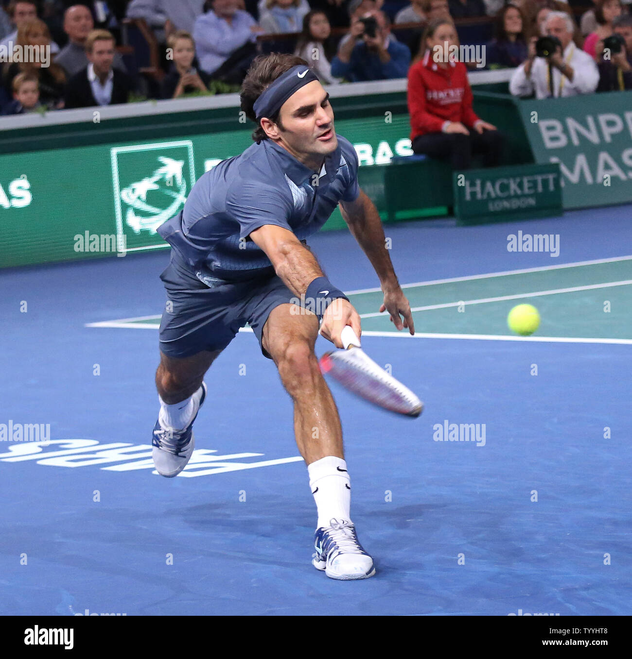 Roger Federer von der Schweiz erreicht, die für einen Schuß während seines BNP Paribas Masters Viertelfinale Match gegen Juan Martin Del Potro aus Argentinien in Paris am 1. November 2013. Federer besiegt del Potro 6-3, 4-6, 6-3 das Halbfinale. UPI/David Silpa Stockfoto