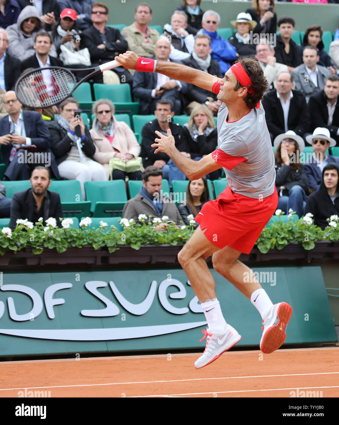 Roger Federer von der Schweiz springt zu einem Overhead hit während der zweiten Runde der French Open Männer Spiel gegen Diego Sebastian Schwartzman von Argentinien in Roland Garros in Paris am 28. Mai 2014. Federer besiegt Schwartzman 6-3, 6-4, 6-4 in die dritte Runde. UPI/David Silpa Stockfoto