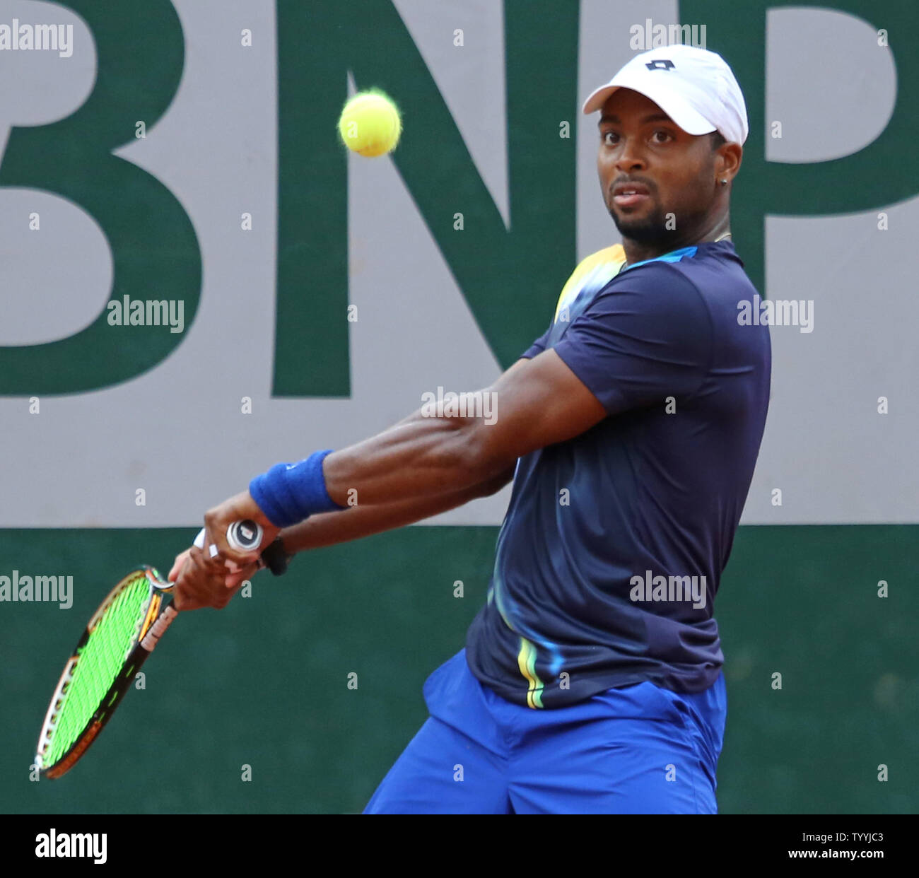 Amerikaner Donald Young schlägt einen Schuß während der zweiten Runde der French Open Männer Spiel gegen Felipe Lopez von Spanien in Roland Garros in Paris am 29. Mai 2014. Junge besiegt Lopez 6-3, 7-6 (1), 6-3 in die dritte Runde. UPI/David Silpa Stockfoto