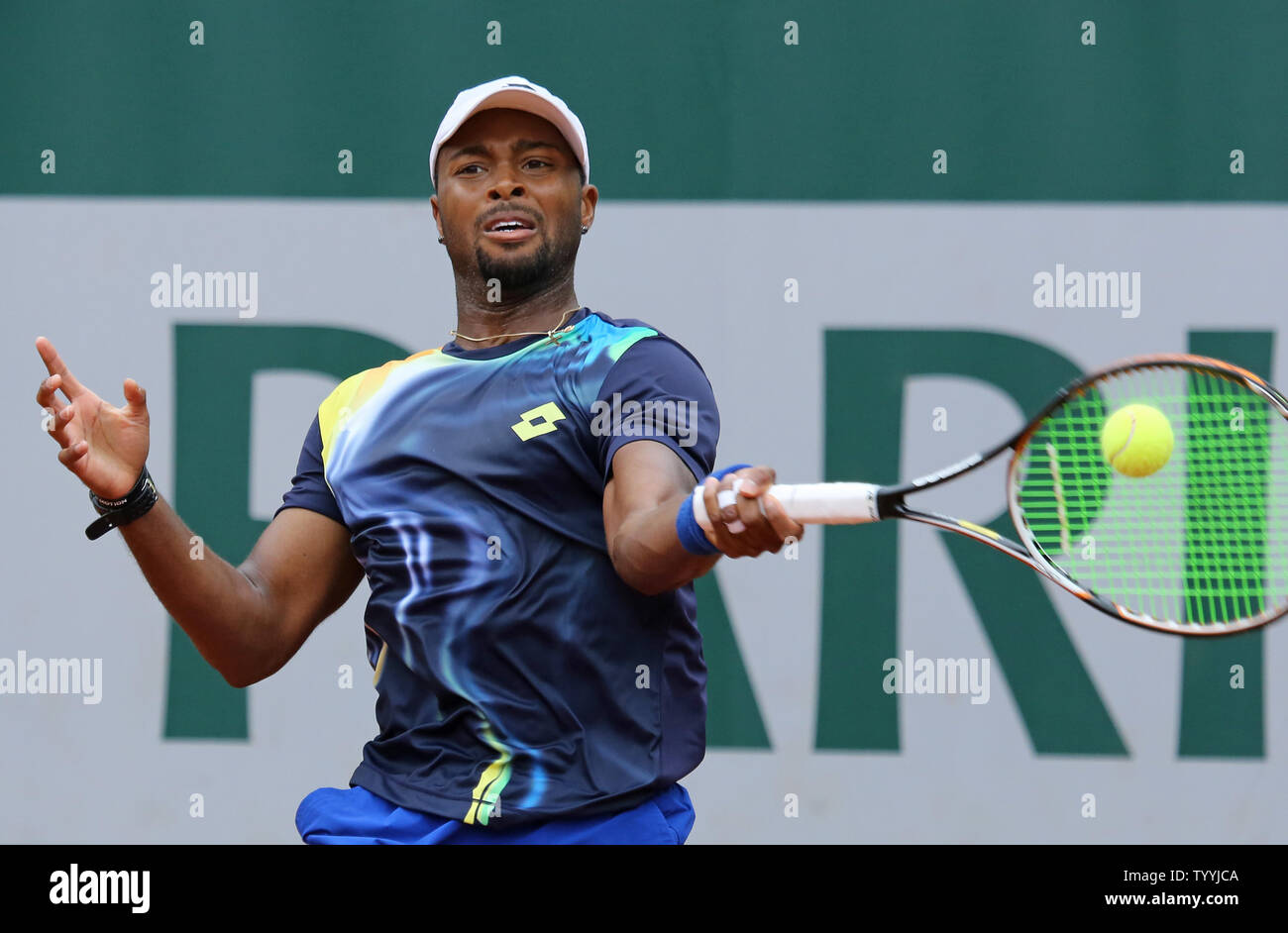 Amerikaner Donald Young schlägt einen Schuß während der zweiten Runde der French Open Männer Spiel gegen Felipe Lopez von Spanien in Roland Garros in Paris am 29. Mai 2014. Junge besiegt Lopez 6-3, 7-6 (1), 6-3 in die dritte Runde. UPI/David Silpa Stockfoto