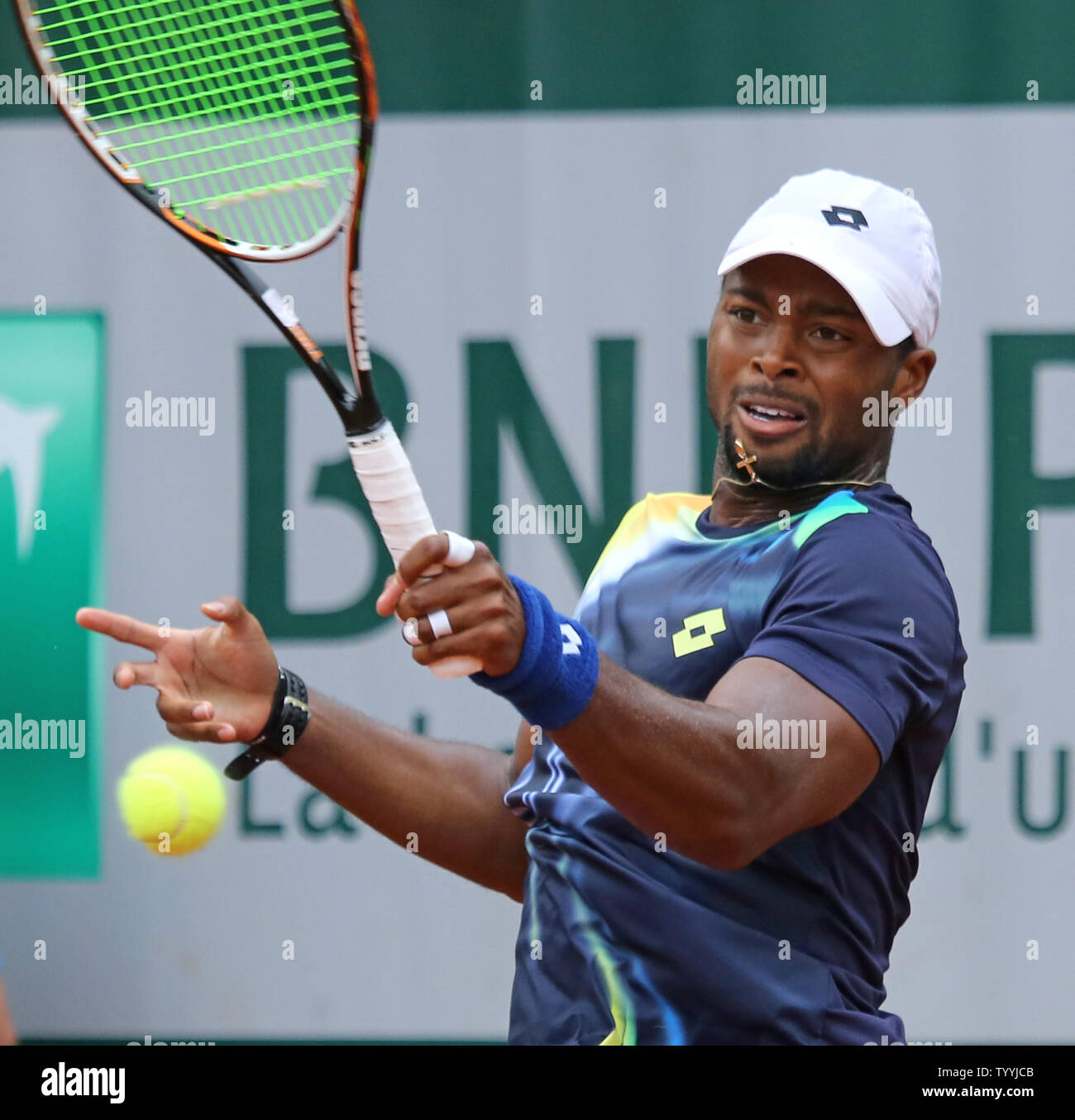 Amerikaner Donald Young schlägt einen Schuß während der zweiten Runde der French Open Männer Spiel gegen Felipe Lopez von Spanien in Roland Garros in Paris am 29. Mai 2014. Junge besiegt Lopez 6-3, 7-6 (1), 6-3 in die dritte Runde. UPI/David Silpa Stockfoto