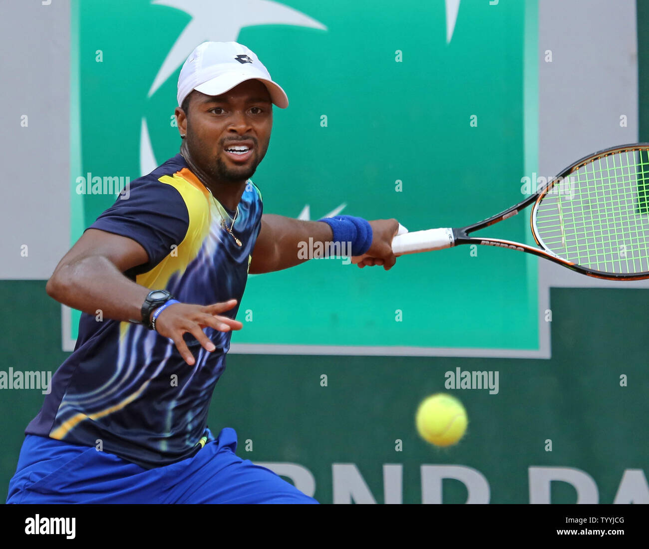 Amerikaner Donald Young schlägt einen Schuß während der zweiten Runde der French Open Männer Spiel gegen Felipe Lopez von Spanien in Roland Garros in Paris am 29. Mai 2014. Junge besiegt Lopez 6-3, 7-6 (1), 6-3 in die dritte Runde. UPI/David Silpa Stockfoto