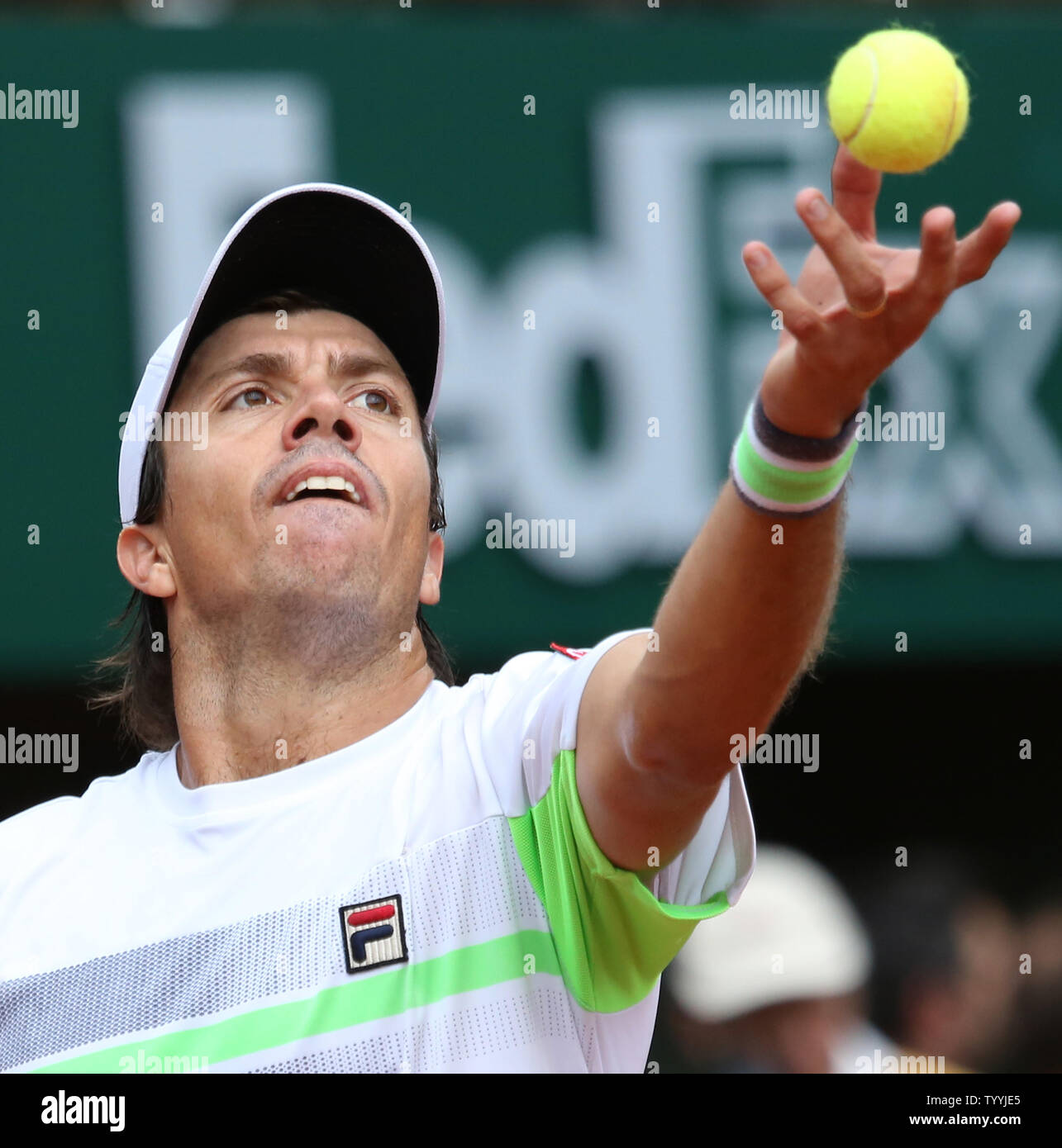 Carlos Berlocq von Argentinien schlägt ein während der zweiten Runde der French Open Männer Spiel gegen Richard Gasquet Frankreich dienen in Roland Garros in Paris am 29. Mai 2014. Gasquet besiegte Berlocq (5) 7-6, 6-4, 6-4 in die dritte Runde. UPI/David Silpa Stockfoto