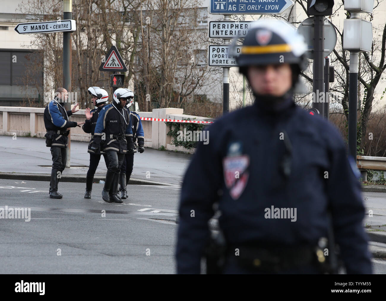 Polizei Block die Straße während einer Geiselnahme Situation in einem nahe gelegenen Hyper Casher Supermarkt Supermarkt in Paris, am 9. Januar 2015. Die Polizei startete einen Angriff auf den Supermarkt Tötung der Schütze. Foto von Eco Clement/UPI Stockfoto
