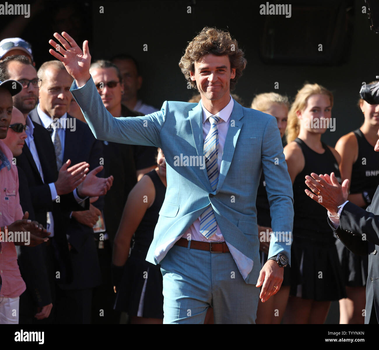 Der ehemalige französische öffnen Meister Gustavo Kuerten erkennt der Gast nach dem Finale der French Open Männer Übereinstimmung zwischen Novak Djokovic aus Serbien und Stan Wawrinka der Schweiz in Roland Garros in Paris am 7. Juni 2015. Wawrinka besiegt Djokovic 4-6, 6-4, 6-3, 6-4 seinen ersten French Open Meisterschaft zu gewinnen. Foto von David Silpa/UPI Stockfoto