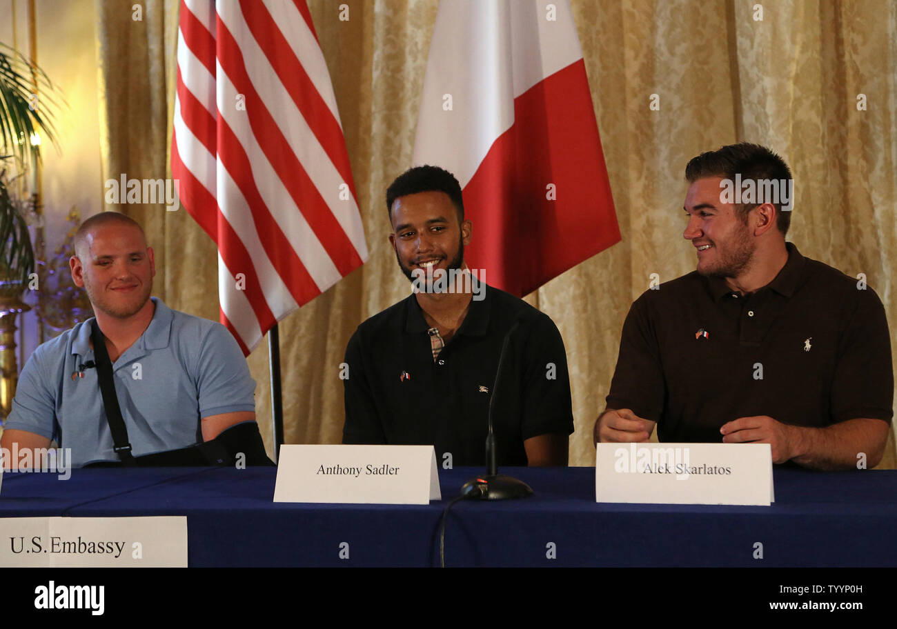 Spencer Stein (L), Anthony Sadler (C) und Alek Skarlatos nehmen an einer Pressekonferenz in der Residenz des US-Botschafters in Paris am 23. August 2015. Die drei Amerikaner, Fahren auf der Paris-Zug am Samstag, vereitelte einen potenziellen Massakers durch Unterwerfung eine marokkanische nationale Ayoub El Khazzani, die schwer bewaffnet war. Foto von David Silpa/UPI. Stockfoto