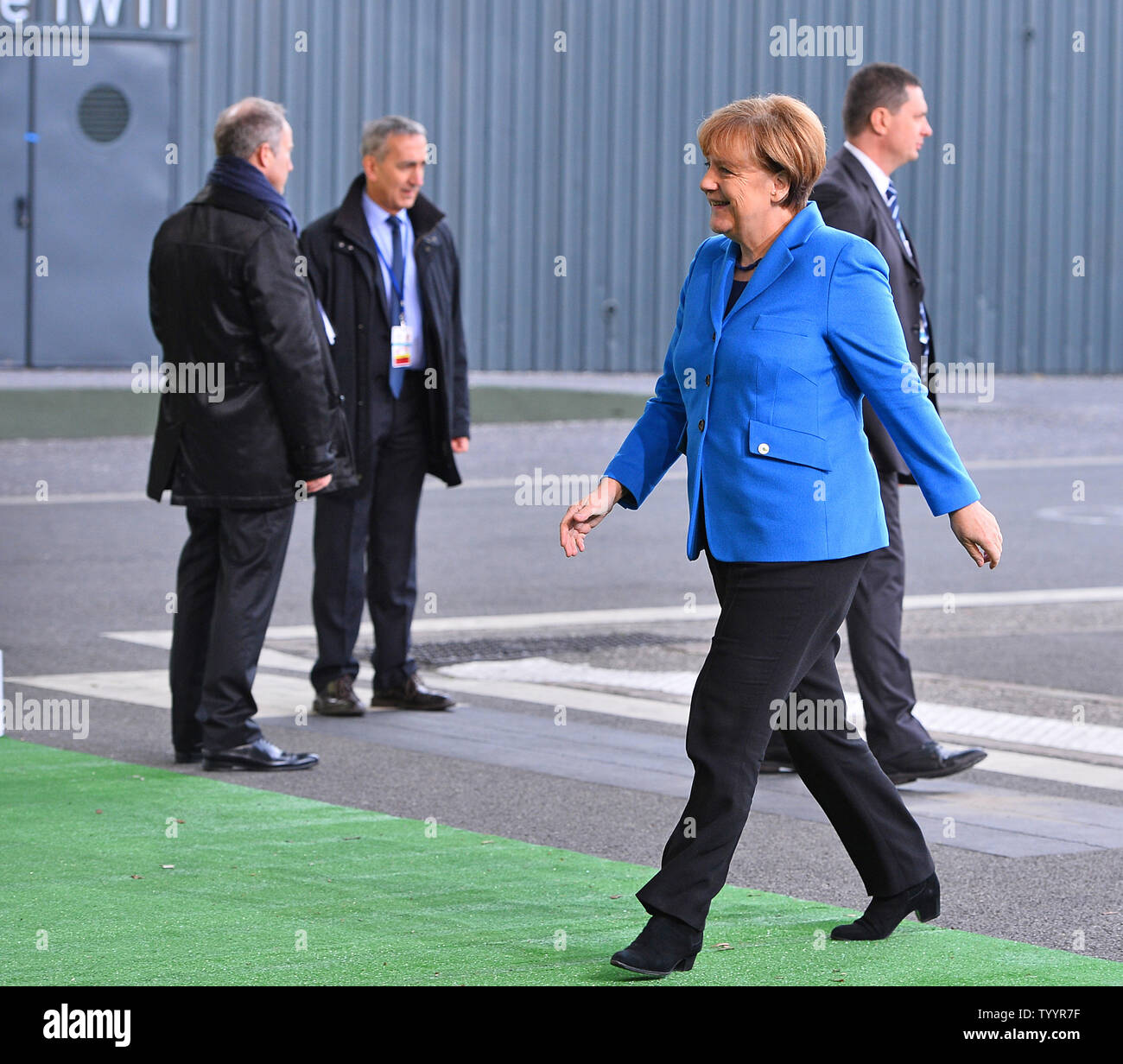 Die deutsche Bundeskanzlerin Angela Merkel kommt am 21. Klimakonferenz der Vereinten Nationen in Le Bourget bei Paris am 30. November 2015. Die fast 150 Staats- und Regierungschefs und Vertreter aus 200 Ländern anwesend wird versuchen, eine rechtlich bindende Vereinbarung weltweit die CO2-Emissionen mit dem Ziel, die globale Erwärmung auf unter 2 Grad Celsius zu begrenzen, zu verhandeln. Foto von David Silpa/UPI Stockfoto