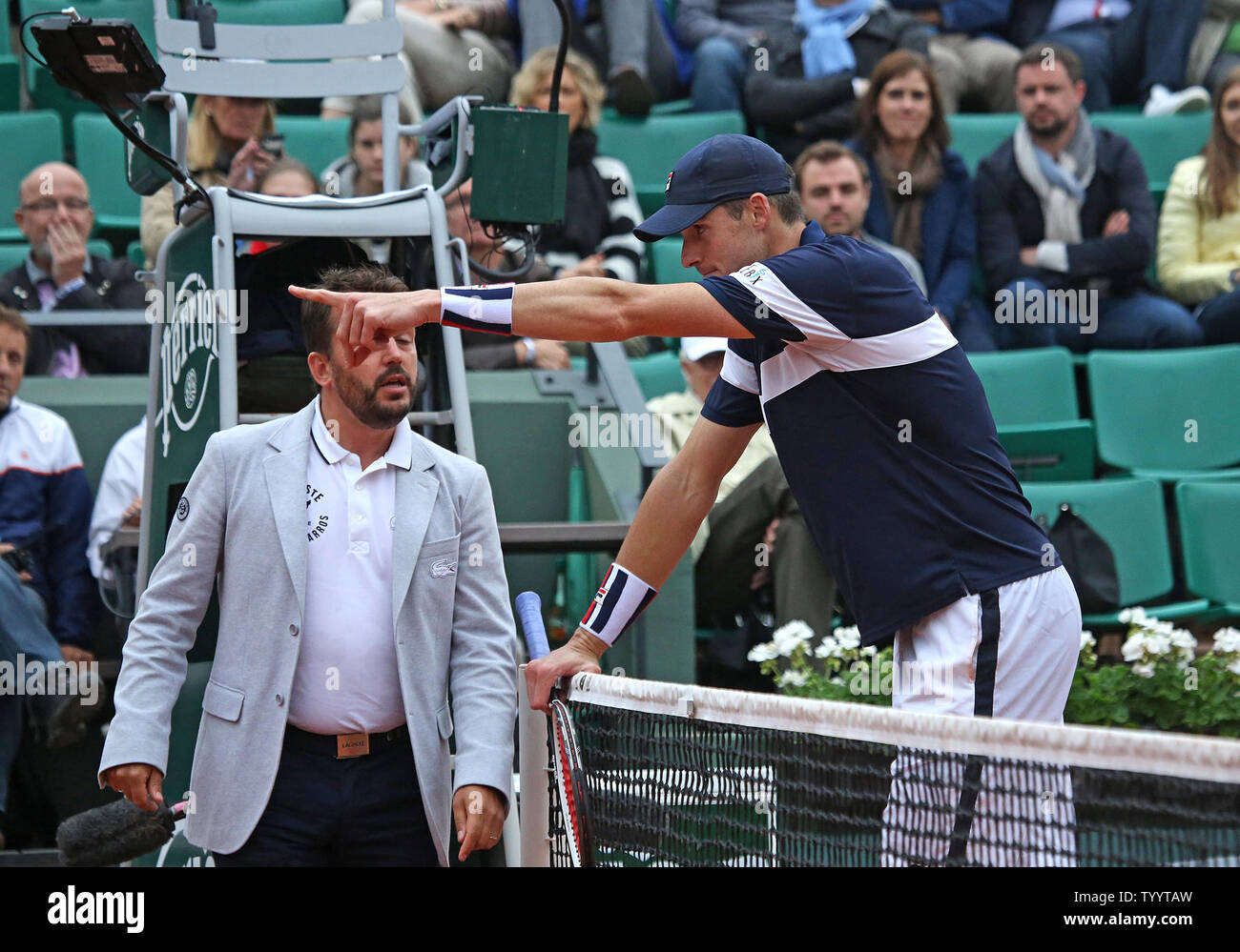 Der Amerikaner John Isner argumentiert mit der Stuhl-schiedsrichter während der vierten Runde der French Open Männer Match gegen Andy Murray des Vereinigten Königreichs in Roland Garros in Paris am 29. Mai 2016. Foto von David Silpa/UPI Stockfoto