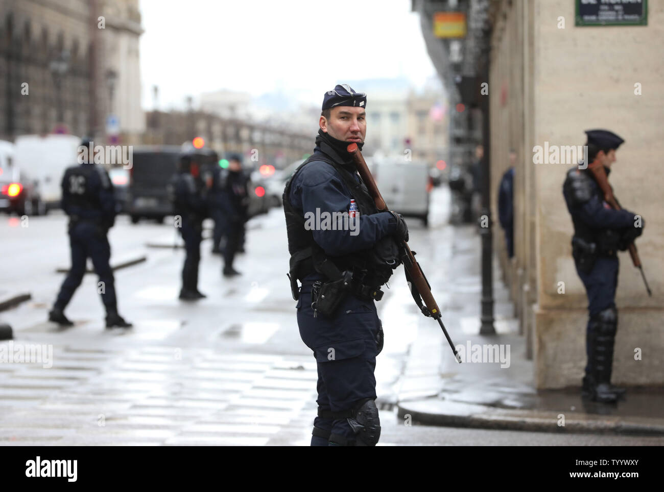 Sicherheitskräfte halten Mahnwache vor dem Louvre in Paris, Frankreich, am 3. Februar 2017 die folgenden ein Terroranschlag geschlossen wurde. Die Gegend war Abgeriegelt nach einem assaillant erschossen wurde und verwundet, nachdem er Soldaten auf Patrouille in unterirdischen Mall des Louvre angegriffen. Foto von Maya Vidon-White/UPI Stockfoto