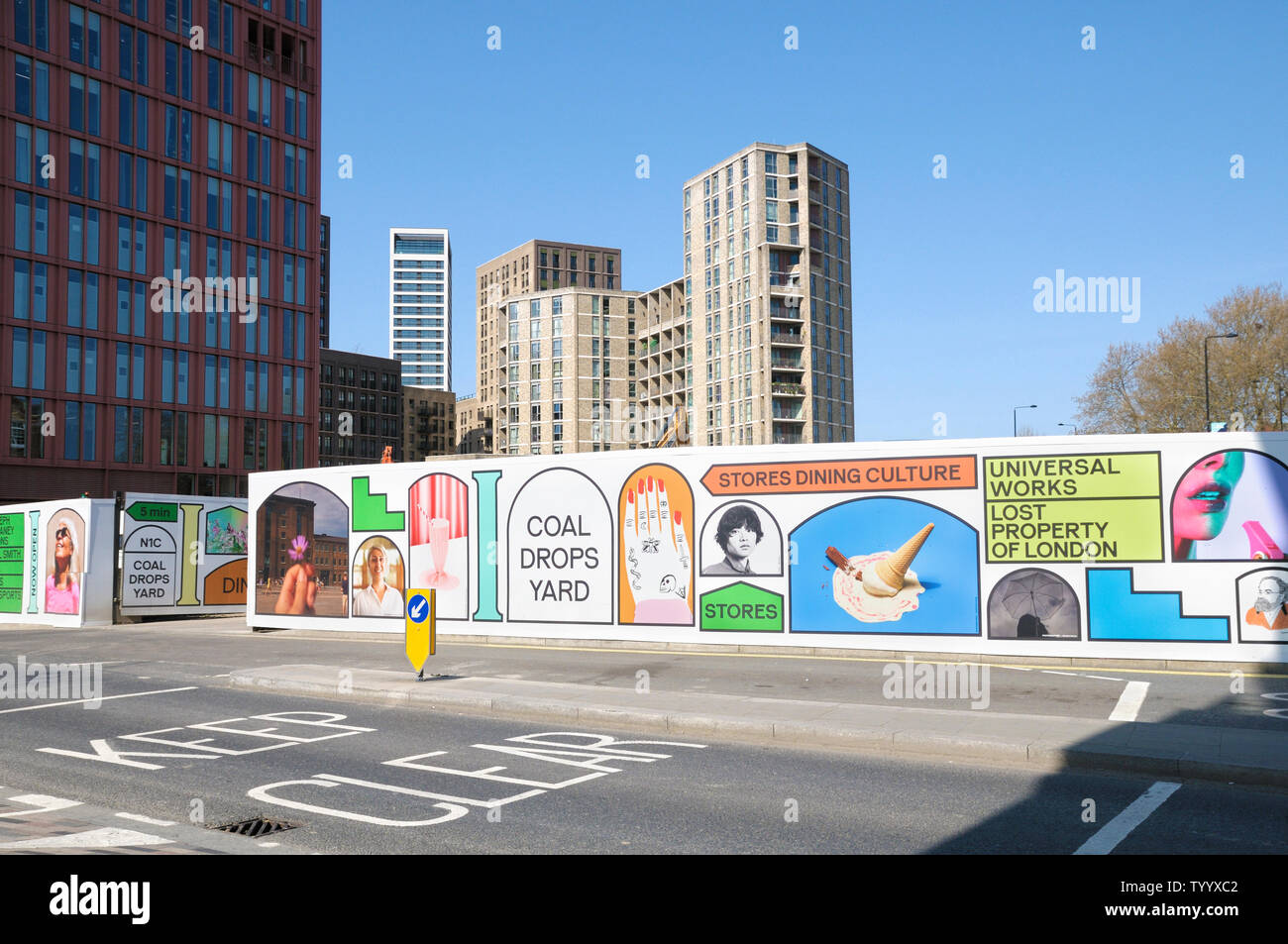 Bunte Bilder auf einer Baustelle horten Werbung Kohle Tropfen Yard Retail Development, King's Cross, Handyside Street, London, England, Großbritannien Stockfoto