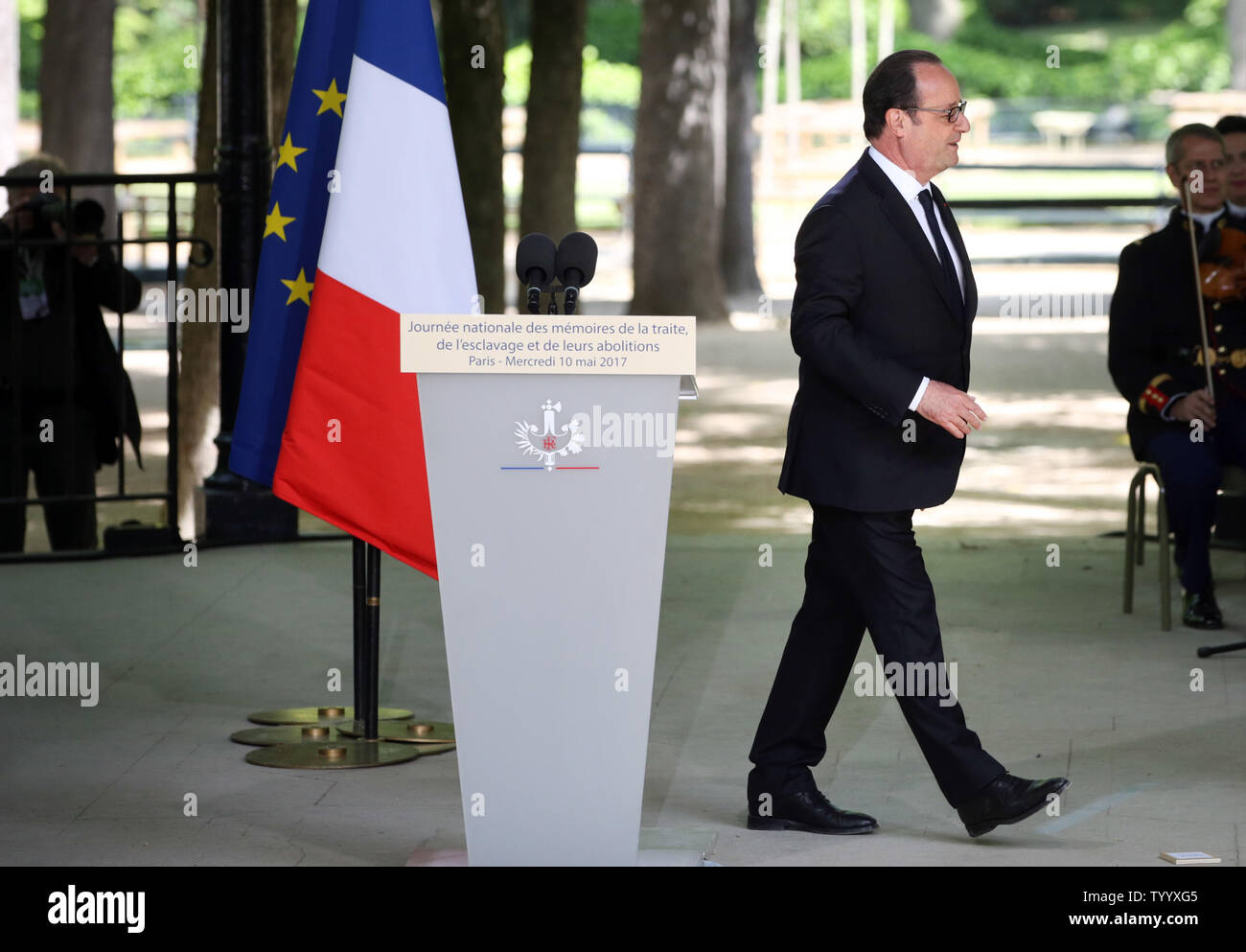 Scheidenden französischen Präsidenten François Hollande spricht während der gedenkfeier der Abschaffung der Sklaverei im Jardin du Luxembourg in Paris am 10. Mai 2017. Die Zeremonie ist Hollandes zuletzt als Leiter der Zustand vor der Übergabe der Macht an Präsident elect Emmanuel Längestrich nächsten Sonntag. Foto von Maya Vidon-White/UPI Stockfoto