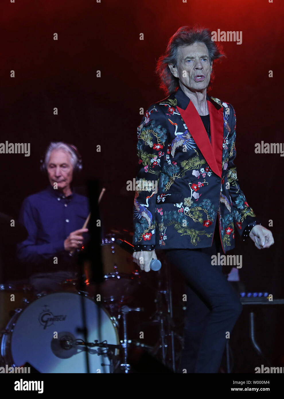 Mick Jagger (R) und Charlie Watt der Rolling Stones führen Sie im Konzert an die neue U-Arena in der Nähe von Paris am 19. Oktober 2017. Das Konzert war die Auftaktveranstaltung im modernen Stadion, der mit einer Kapazität von 40.000, ist die größte Arena in Europa. Foto von David Silpa/UPI Stockfoto