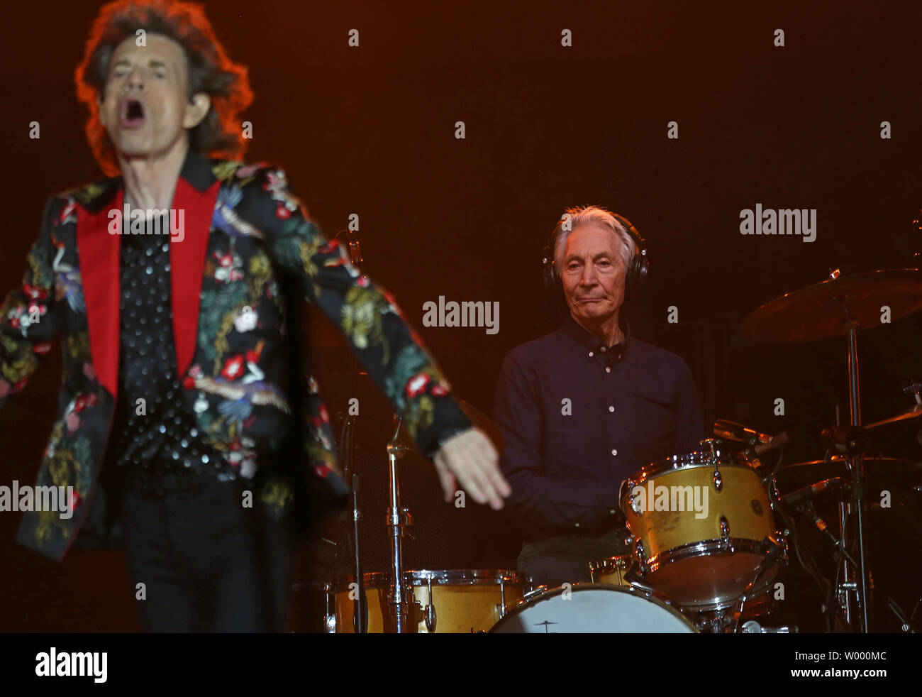 Mick Jagger (L) und Charlie Watt der Rolling Stones führen Sie im Konzert an die neue U-Arena in der Nähe von Paris am 19. Oktober 2017. Das Konzert war die Auftaktveranstaltung im modernen Stadion, der mit einer Kapazität von 40.000, ist die größte Arena in Europa. Foto von David Silpa/UPI Stockfoto
